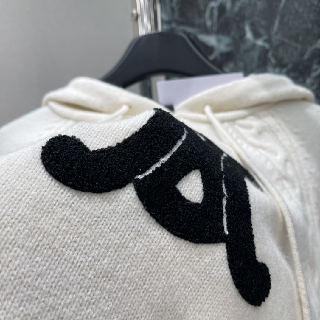 CE 25秋冬新款 凯旋门图案连帽针织衫 正面有撞色品牌图案标识品牌辨识度超高 秋冬穿超舒服!连帽设计休