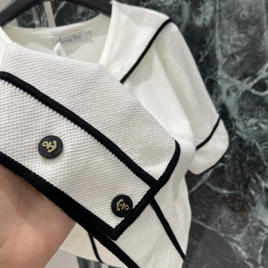 Ｄ家 25秋冬新款 海军领针织上衣 黑色镶边➕双排扣设计 背部品牌字母刺绣logo 复古优雅气质满分。短