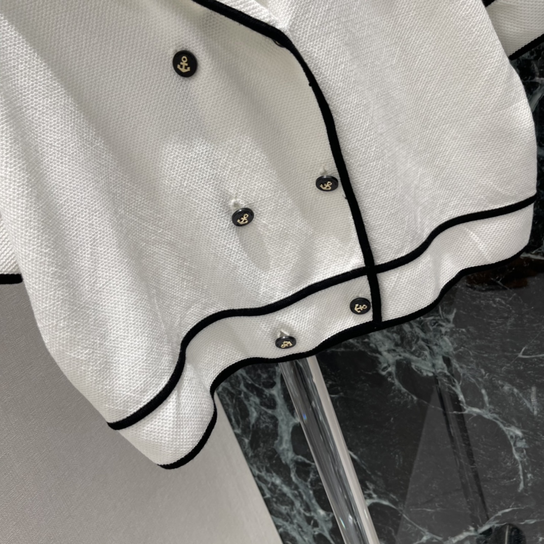 Ｄ家 25秋冬新款 海军领针织上衣 黑色镶边➕双排扣设计 背部品牌字母刺绣logo 复古优雅气质满分。短