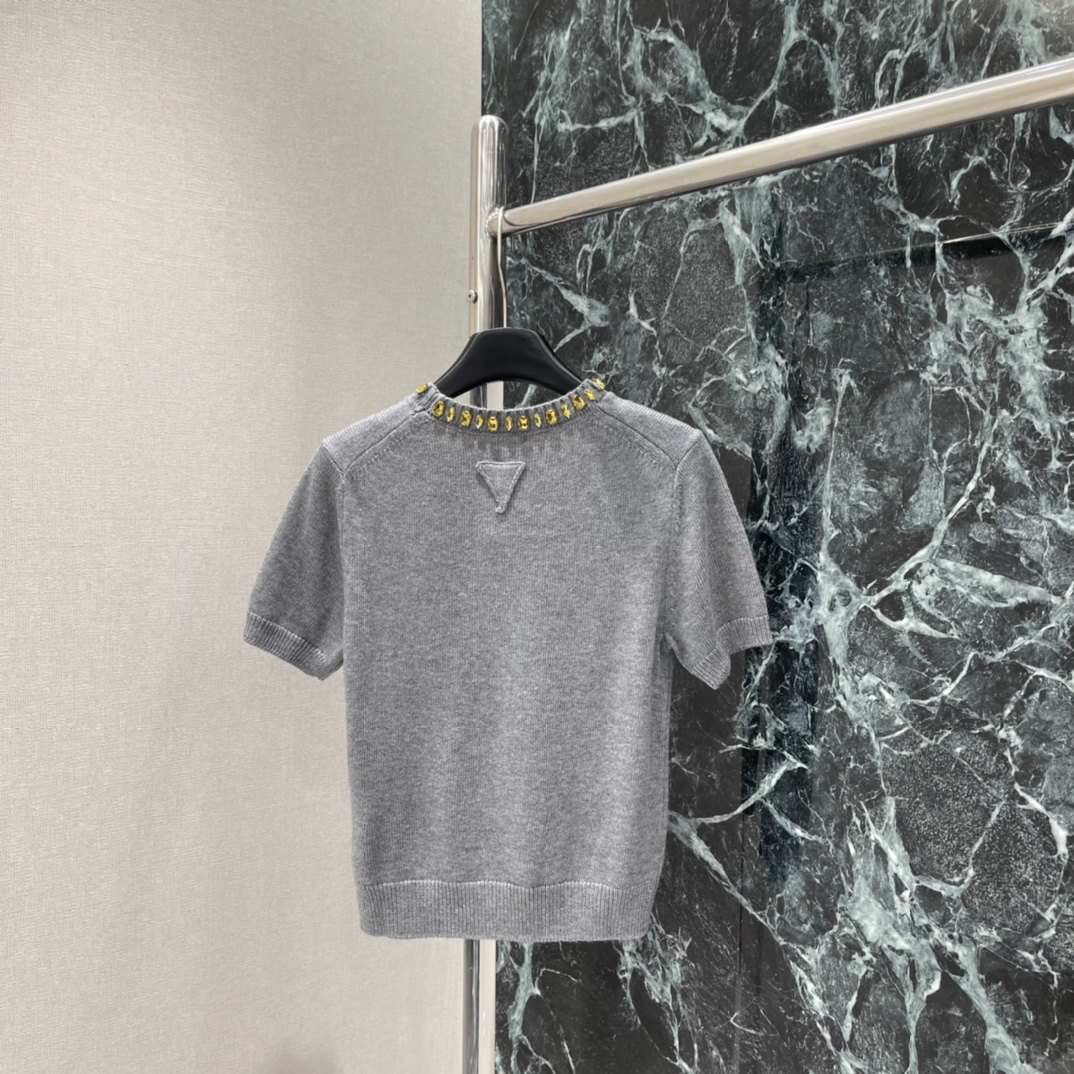 PD 25秋冬新款 领钻针织短袖 领口镶钻点缀，精致感满满，深藏青色低调优雅，单穿或叠穿都很出彩。修身剪