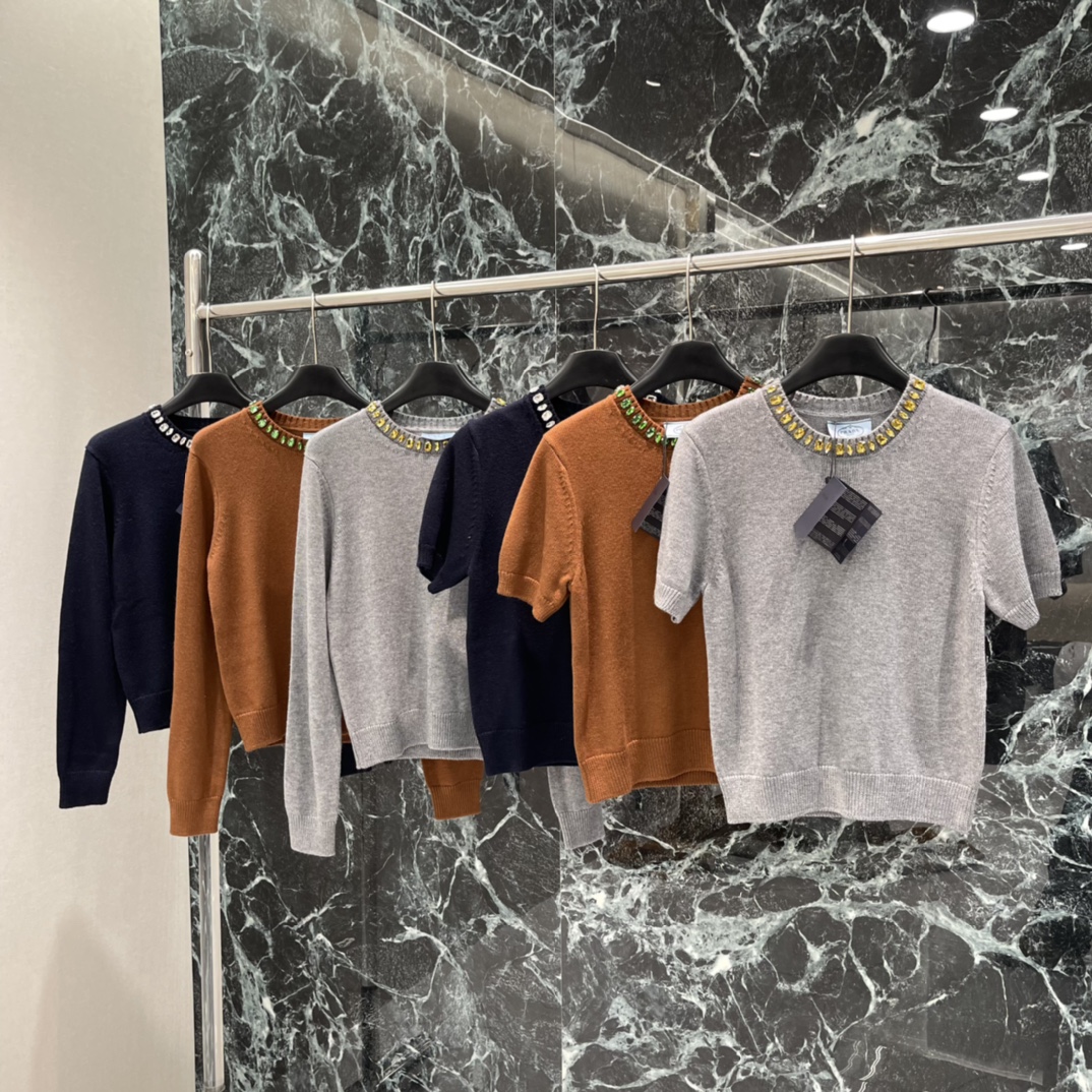 PD 25秋冬新款 领钻针织短袖 领口镶钻点缀，精致感满满，深藏青色低调优雅，单穿或叠穿都很出彩。修身剪