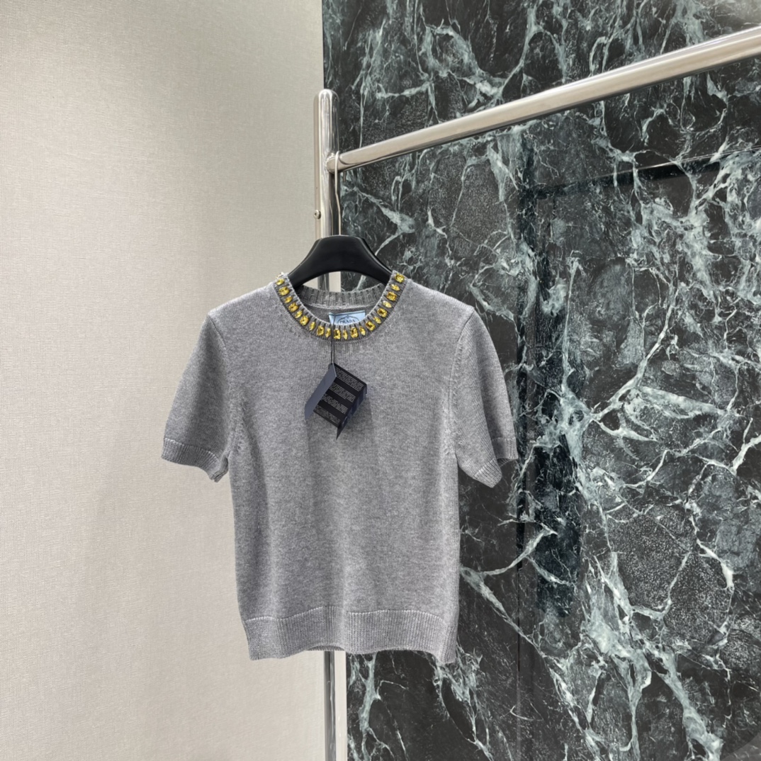 PD 25秋冬新款 领钻针织短袖 领口镶钻点缀，精致感满满，深藏青色低调优雅，单穿或叠穿都很出彩。修身剪