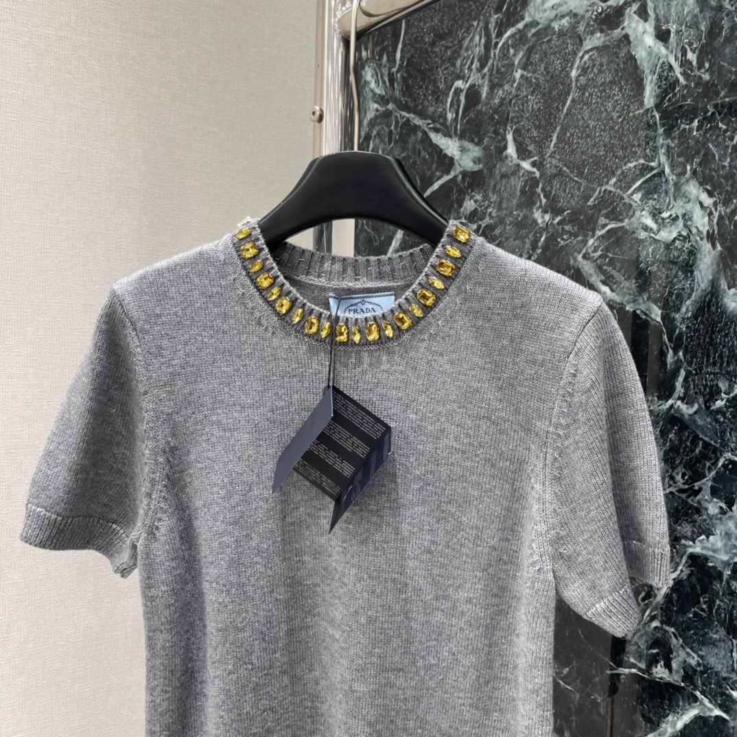 PD 25秋冬新款 领钻针织短袖 领口镶钻点缀，精致感满满，深藏青色低调优雅，单穿或叠穿都很出彩。修身剪