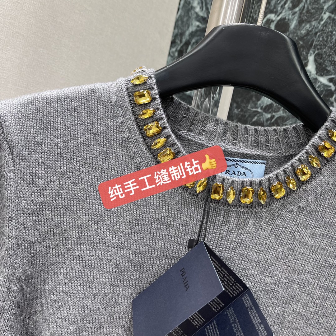 PD 25秋冬新款 领钻针织短袖 领口镶钻点缀，精致感满满，深藏青色低调优雅，单穿或叠穿都很出彩。修身剪