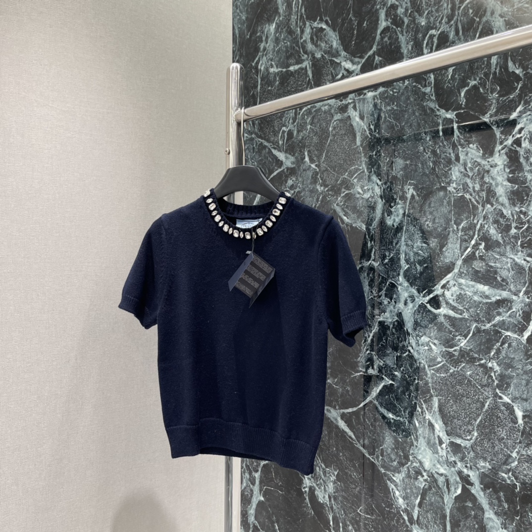 PD 25秋冬新款 领钻针织短袖 领口镶钻点缀，精致感满满，深藏青色低调优雅，单穿或叠穿都很出彩。修身剪