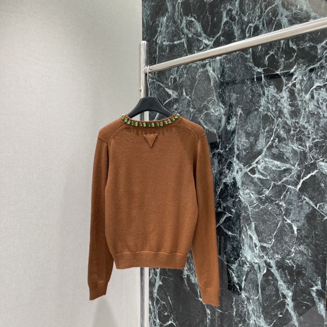 PD 25秋冬新款 领钻针织长袖 领口镶钻点缀，精致感满满，深藏青色低调优雅，单穿或叠穿都很出彩。修身剪