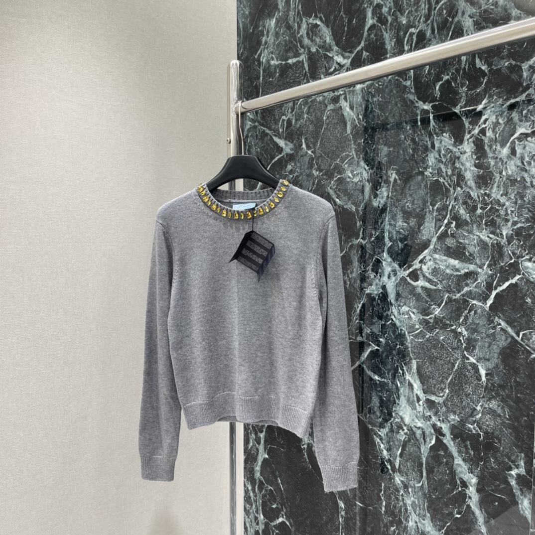 PD 25秋冬新款 领钻针织长袖 领口镶钻点缀，精致感满满，深藏青色低调优雅，单穿或叠穿都很出彩。修身剪