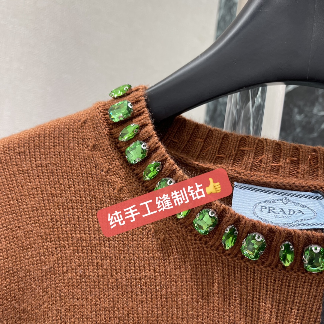 PD 25秋冬新款 领钻针织长袖 领口镶钻点缀，精致感满满，深藏青色低调优雅，单穿或叠穿都很出彩。修身剪