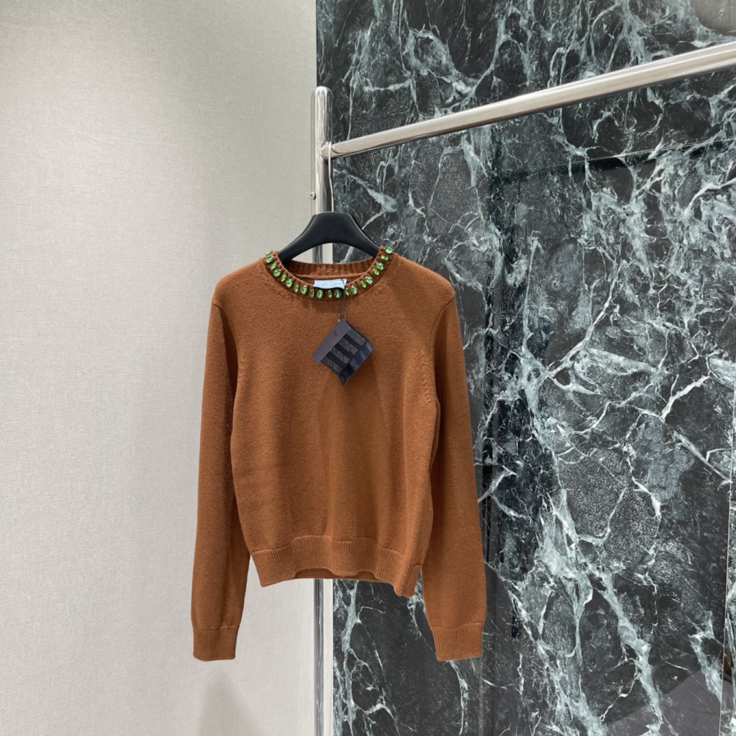 PD 25秋冬新款 领钻针织长袖 领口镶钻点缀，精致感满满，深藏青色低调优雅，单穿或叠穿都很出彩。修身剪