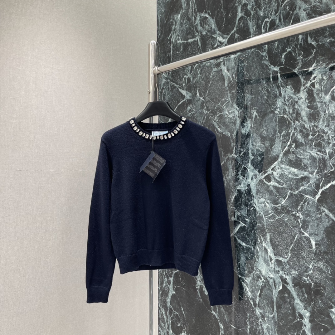 PD 25秋冬新款 领钻针织长袖 领口镶钻点缀，精致感满满，深藏青色低调优雅，单穿或叠穿都很出彩。修身剪