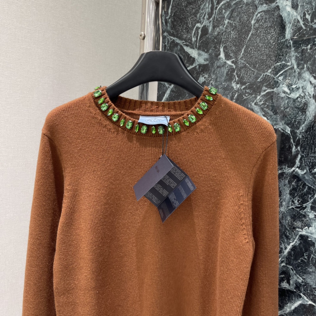 PD 25秋冬新款 领钻针织长袖 领口镶钻点缀，精致感满满，深藏青色低调优雅，单穿或叠穿都很出彩。修身剪