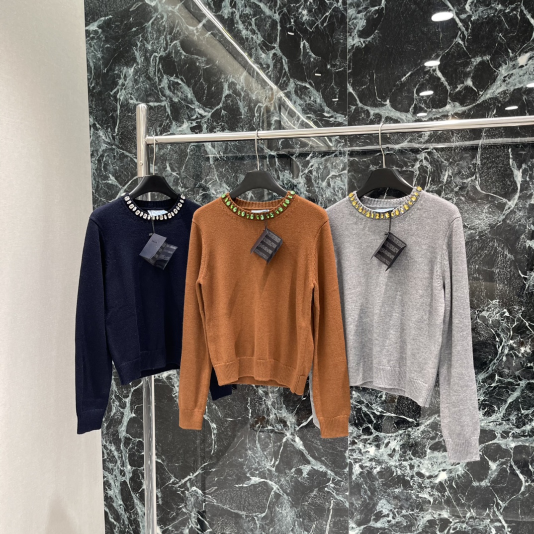 PD 25秋冬新款 领钻针织长袖 领口镶钻点缀，精致感满满，深藏青色低调优雅，单穿或叠穿都很出彩。修身剪