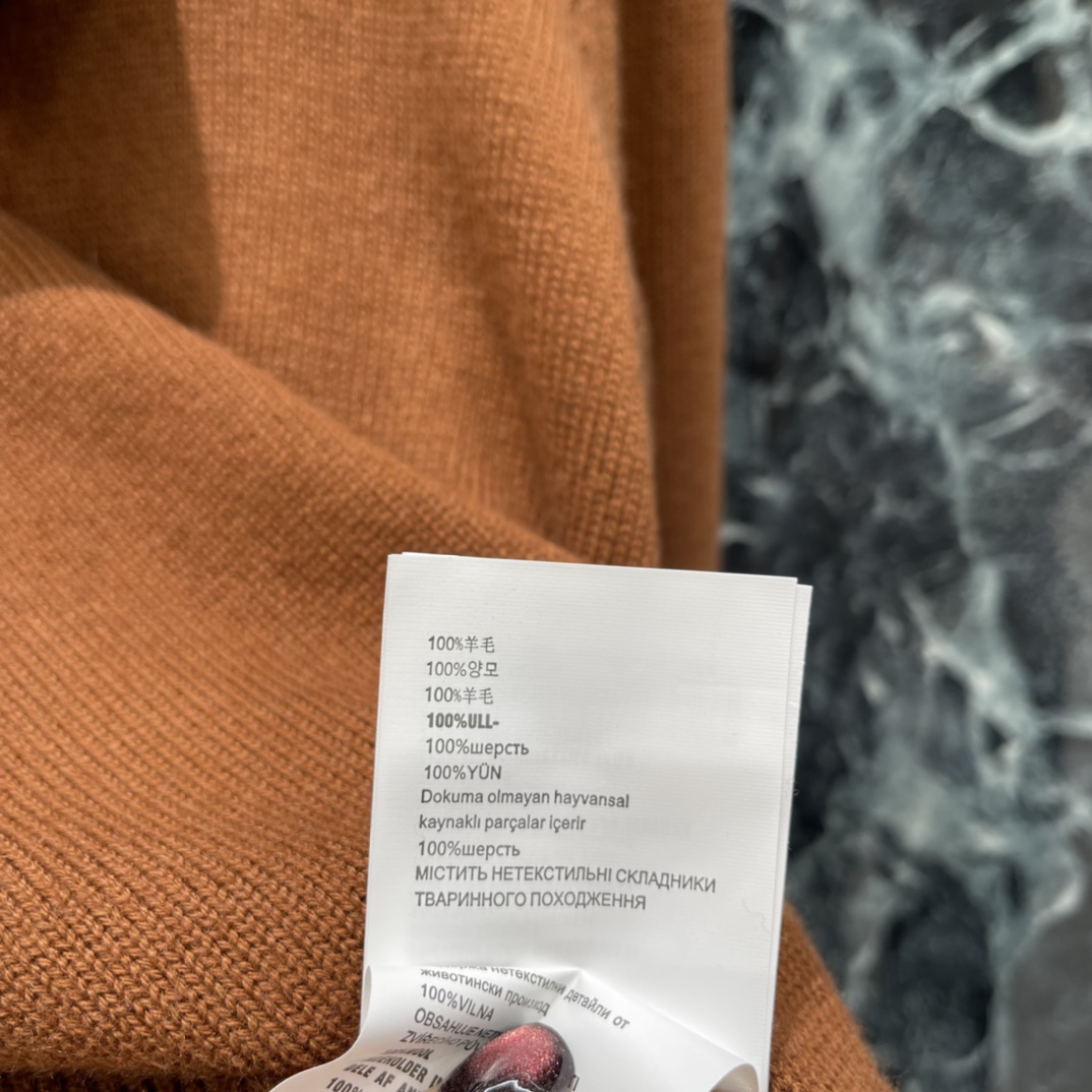 PD 25秋冬新款 领钻针织长袖 领口镶钻点缀，精致感满满，深藏青色低调优雅，单穿或叠穿都很出彩。修身剪