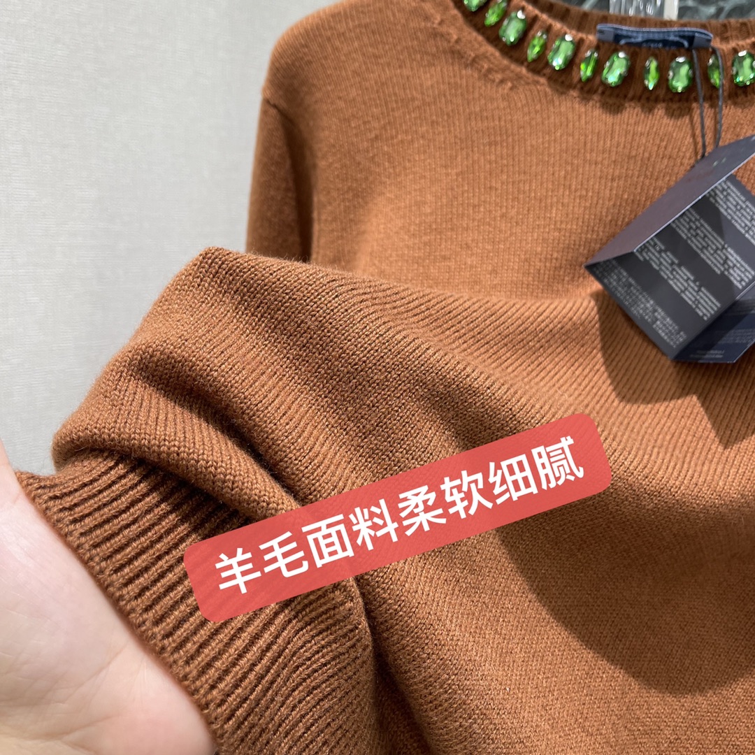 PD 25秋冬新款 领钻针织长袖 领口镶钻点缀，精致感满满，深藏青色低调优雅，单穿或叠穿都很出彩。修身剪