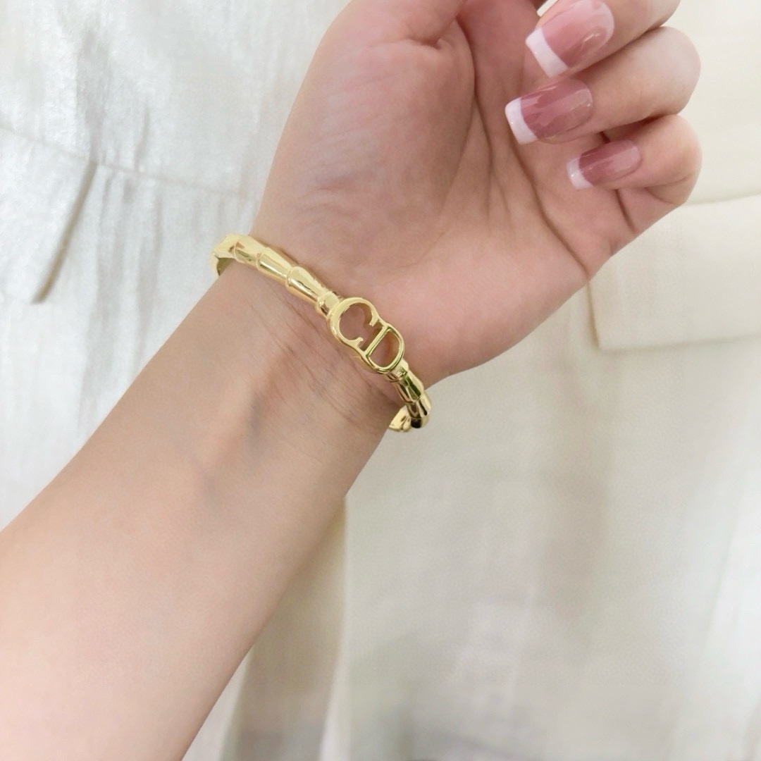 NO:590313,Dior's new beautiful open-ended bracelet can be salty or sweet. The new CD bamboo snake bone bracelet is stacked with any style and is absolutely purple!  Dior's new bracelet is a new one recently. It is relatively simple and elegant. The white gold color is super white. It can be worn with your own bracelets or bracelets. It is super beautiful. It is a boutique jewelry, dior, dior, bracelet, bracelet.19860909迪奥Dior新品貌美开口手镯可盐可甜CD竹节蛇骨新款镯子叠带任何款式也是绝绝紫！dior这个新款镯子是最近新入的,比较简单大气白金配色超级显白可以和自己的手链啊手镯啊叠加佩戴超级好看,饰品精品,dior,dior,bracelet,bracelet,Jewelry
