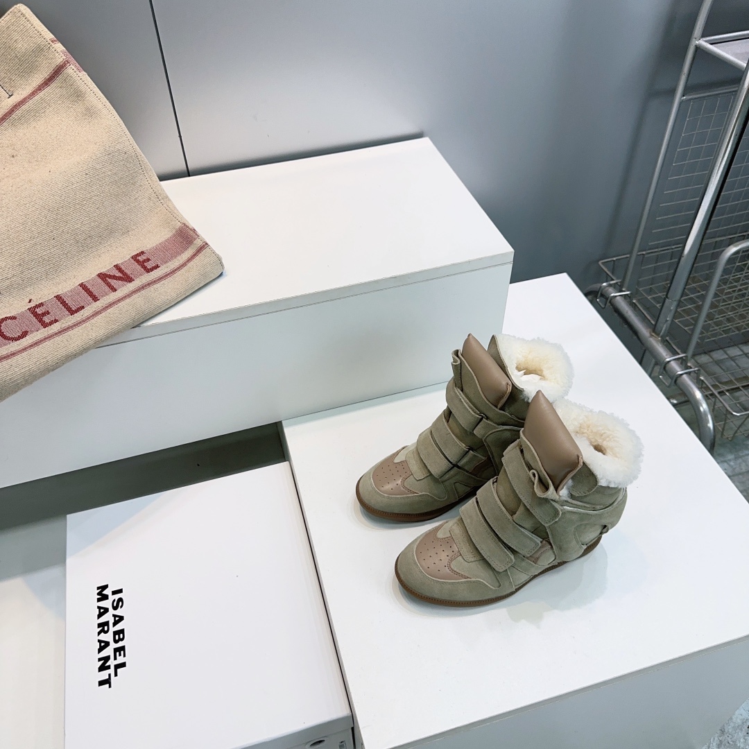 NO:628025,High quality!  Top quality Isabel Marant/Isabel 2025ss autumn and winter new classic inner heightening Velcro high-top warm lamb wool casual shoes small short boots furry inner snow boots!  It’s super high-end and looks great on the feet. The key is that it’s super comfortable and the foot feels not fussy at all. Just buy it!  Versatile, fashionable and warm in autumn and winter!  (The ZP color of the fabric developed by the Y version is the same, and the midsole and sole are all developed by the Y version) The upper is originally customized with imported cow suede + first layer of cowhide. The inner foot pad is imported lamb wool, which is warm and comfortable. The original molded rubber outsole. Number of yards: 35-40 (customized for 40 pieces, non-refundable). Comes with a full set of packaging, snow boots, boots, cowhide19860909高品质！顶级品质 Isabel Marant/伊莎贝尔2025ss秋冬新款经典内增高魔术贴高帮保暖羊羔毛休闲鞋小短靴毛毛内里雪地靴！ 超级有高级感上脚超好看·关键超级舒适脚感一点都不挑人chic到爆·买就对了！秋冬百搭时尚又保暖！（Y版开发面料ZP颜色一致、中底、鞋底全部是Y版开发的） 鞋面原版定制进口牛反绒+头层牛皮 内里垫脚进口羊羔毛 保暖舒适 原版开模橡胶大底 码数:35-40（40定做不退换） 配全套包装,雪地靴,boots,cowhide,Women's Shoes
