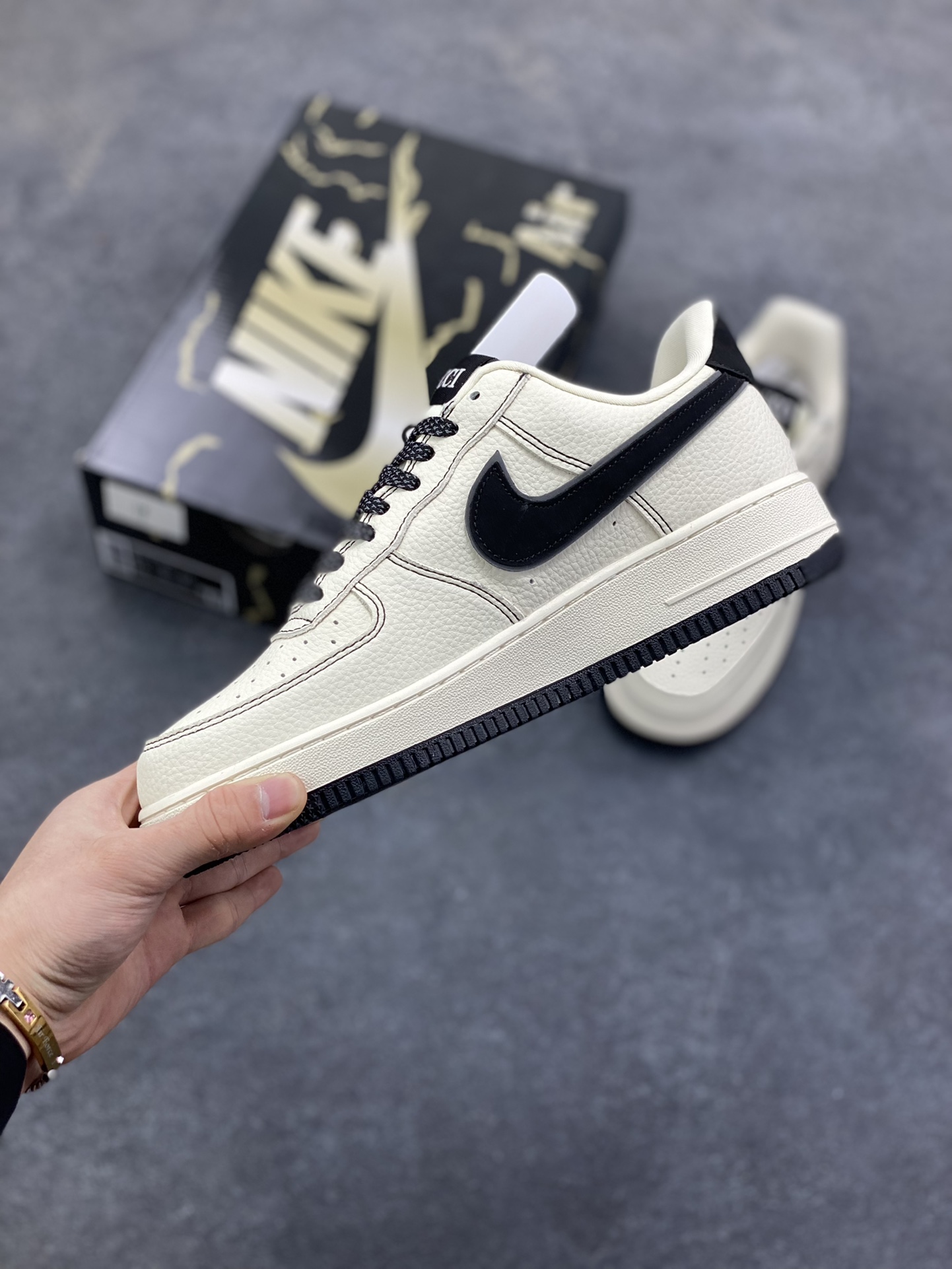 图片[3]-Nike Air Force 1 \’07 Low “古驰联名——米黑线黑银勾”空军一号 高端定制 低帮 运动鞋 休闲鞋 折边针车 工艺难度大 原楦头原纸板 原装鞋盒 定制五金配件 内置全掌气垫 原厂鞋底 货号：KJ1688-020 尺码：36 36.5 37.5 38 38.5 39 40 40.5 41 42 42.5 43 44 44.5 45-选品中心