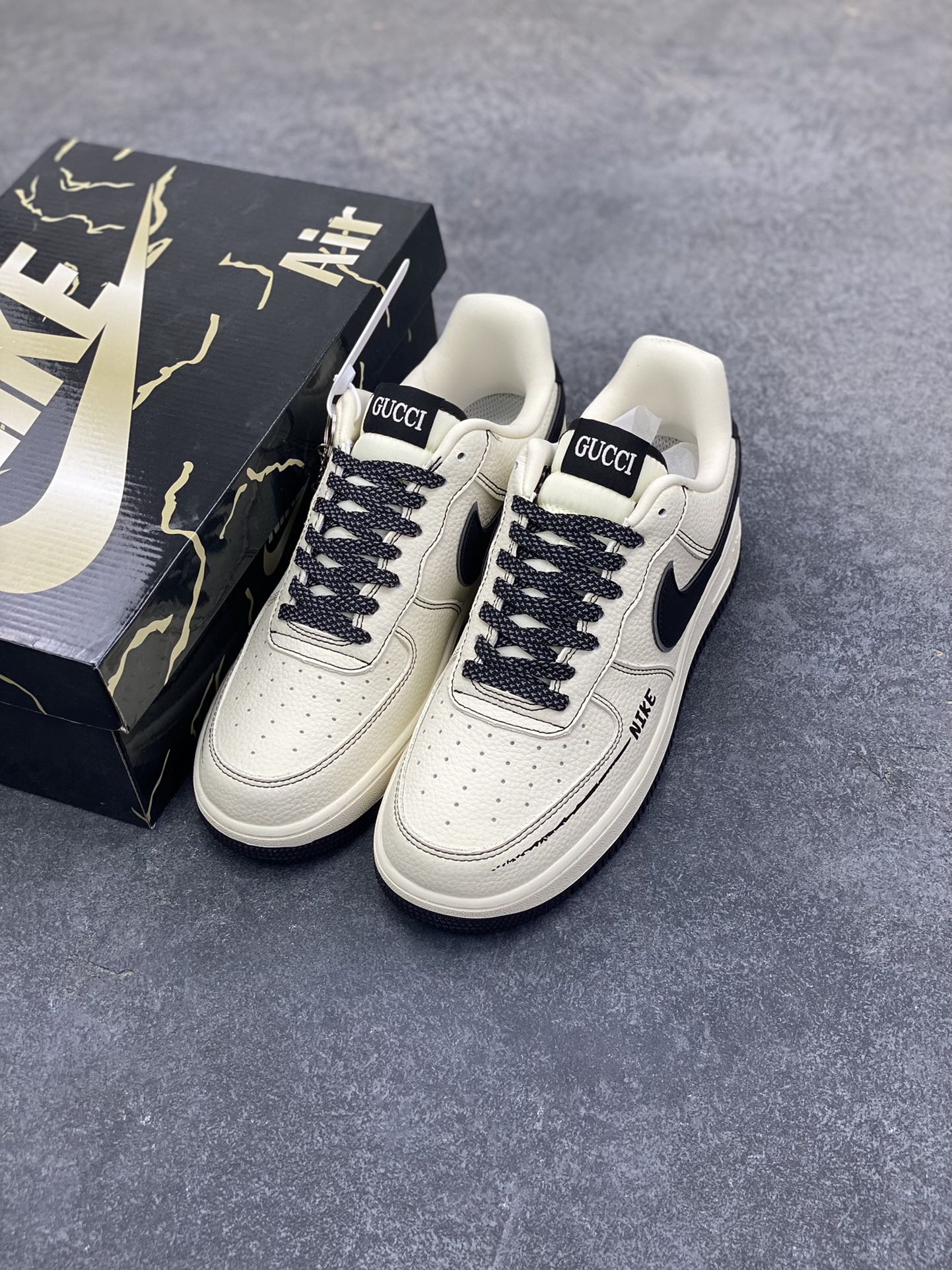 图片[8]-Nike Air Force 1 \’07 Low “古驰联名——米黑线黑银勾”空军一号 高端定制 低帮 运动鞋 休闲鞋 折边针车 工艺难度大 原楦头原纸板 原装鞋盒 定制五金配件 内置全掌气垫 原厂鞋底 货号：KJ1688-020 尺码：36 36.5 37.5 38 38.5 39 40 40.5 41 42 42.5 43 44 44.5 45-选品中心