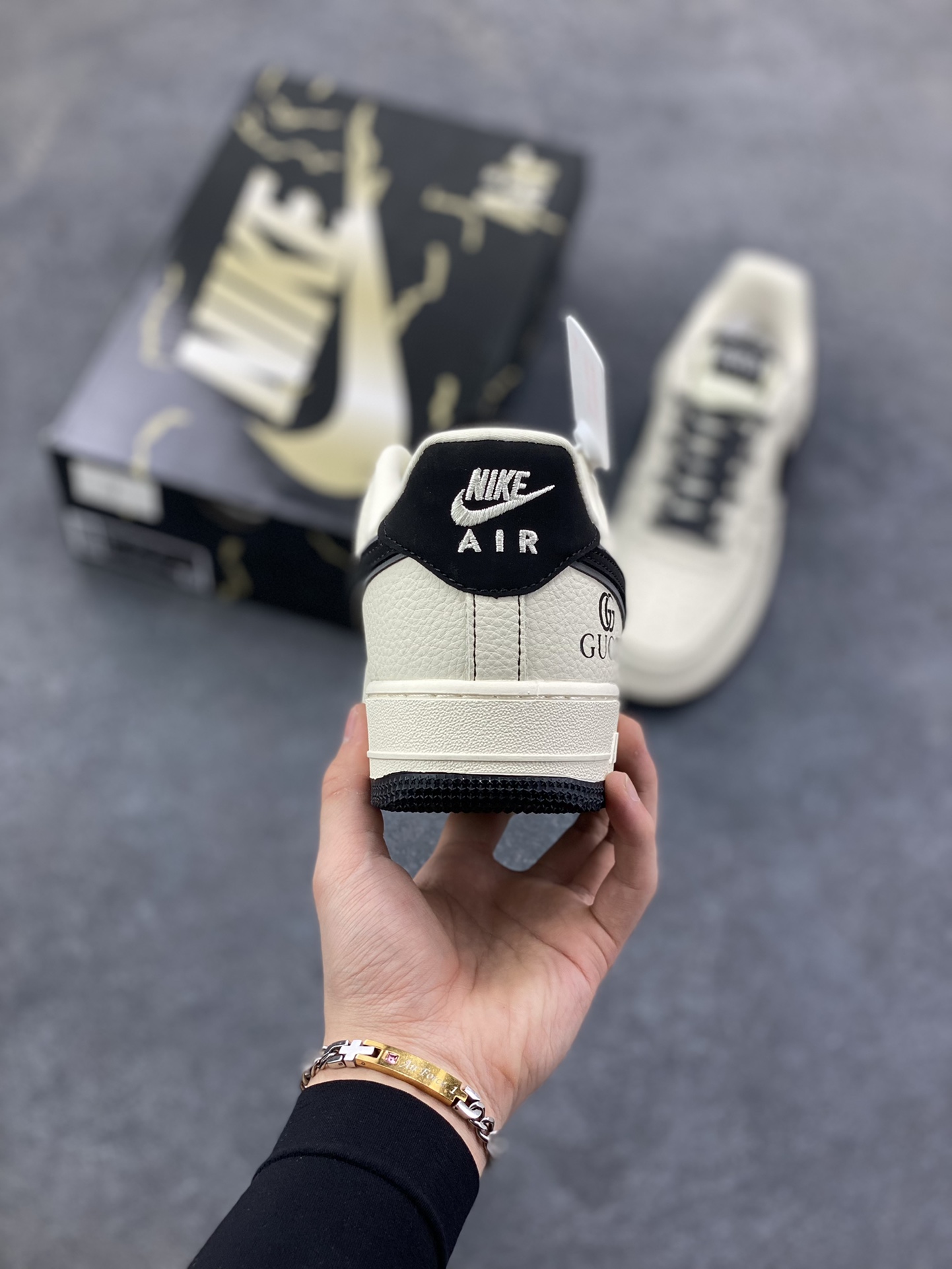 图片[4]-Nike Air Force 1 \’07 Low “古驰联名——米黑线黑银勾”空军一号 高端定制 低帮 运动鞋 休闲鞋 折边针车 工艺难度大 原楦头原纸板 原装鞋盒 定制五金配件 内置全掌气垫 原厂鞋底 货号：KJ1688-020 尺码：36 36.5 37.5 38 38.5 39 40 40.5 41 42 42.5 43 44 44.5 45-选品中心