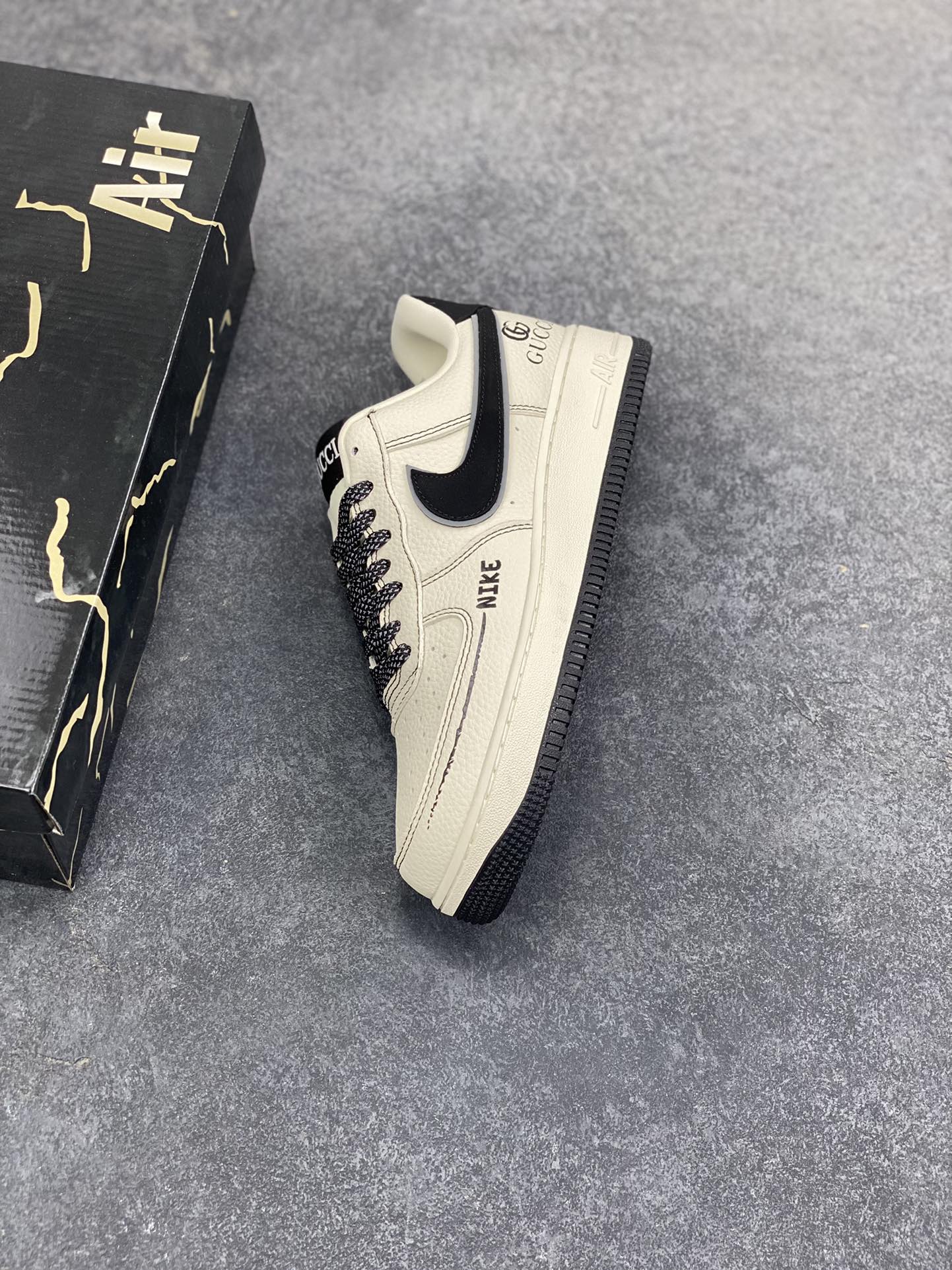 图片[7]-Nike Air Force 1 \’07 Low “古驰联名——米黑线黑银勾”空军一号 高端定制 低帮 运动鞋 休闲鞋 折边针车 工艺难度大 原楦头原纸板 原装鞋盒 定制五金配件 内置全掌气垫 原厂鞋底 货号：KJ1688-020 尺码：36 36.5 37.5 38 38.5 39 40 40.5 41 42 42.5 43 44 44.5 45-选品中心