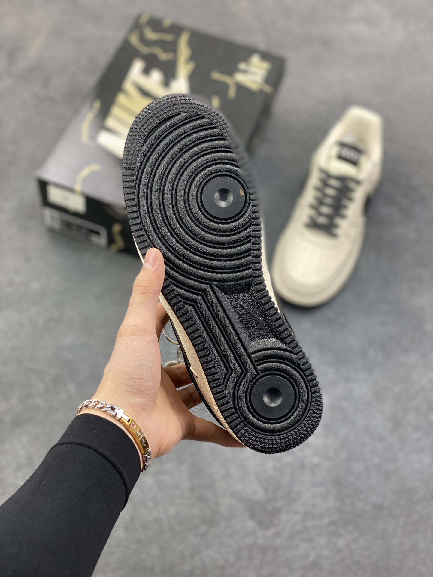 图片[5]-Nike Air Force 1 \’07 Low “古驰联名——米黑线黑银勾”空军一号 高端定制 低帮 运动鞋 休闲鞋 折边针车 工艺难度大 原楦头原纸板 原装鞋盒 定制五金配件 内置全掌气垫 原厂鞋底 货号：KJ1688-020 尺码：36 36.5 37.5 38 38.5 39 40 40.5 41 42 42.5 43 44 44.5 45-选品中心