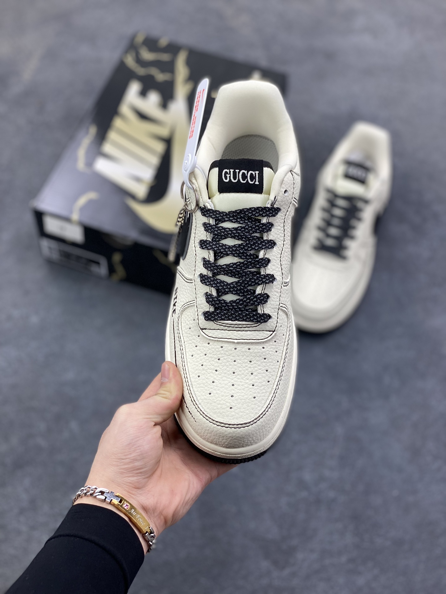 图片[2]-Nike Air Force 1 \’07 Low “古驰联名——米黑线黑银勾”空军一号 高端定制 低帮 运动鞋 休闲鞋 折边针车 工艺难度大 原楦头原纸板 原装鞋盒 定制五金配件 内置全掌气垫 原厂鞋底 货号：KJ1688-020 尺码：36 36.5 37.5 38 38.5 39 40 40.5 41 42 42.5 43 44 44.5 45-选品中心