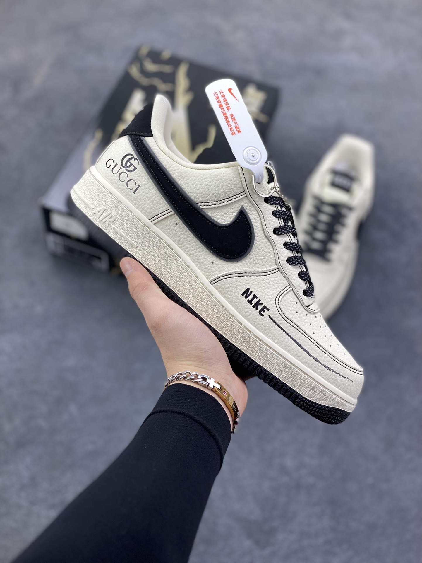 Nike Air Force 1 \’07 Low “古驰联名——米黑线黑银勾”空军一号 高端定制 低帮 运动鞋 休闲鞋 折边针车 工艺难度大 原楦头原纸板 原装鞋盒 定制五金配件 内置全掌气垫 原厂鞋底 货号：KJ1688-020 尺码：36 36.5 37.5 38 38.5 39 40 40.5 41 42 42.5 43 44 44.5 45-选品中心