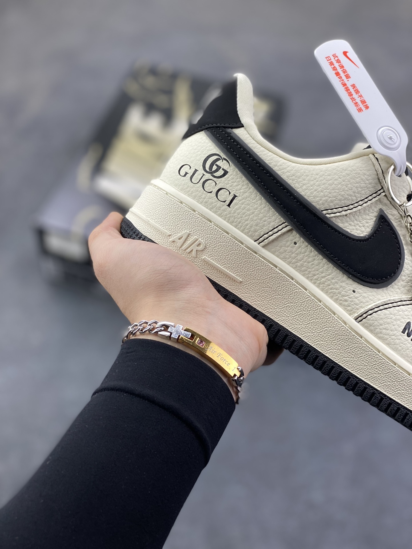 图片[6]-Nike Air Force 1 \’07 Low “古驰联名——米黑线黑银勾”空军一号 高端定制 低帮 运动鞋 休闲鞋 折边针车 工艺难度大 原楦头原纸板 原装鞋盒 定制五金配件 内置全掌气垫 原厂鞋底 货号：KJ1688-020 尺码：36 36.5 37.5 38 38.5 39 40 40.5 41 42 42.5 43 44 44.5 45-选品中心