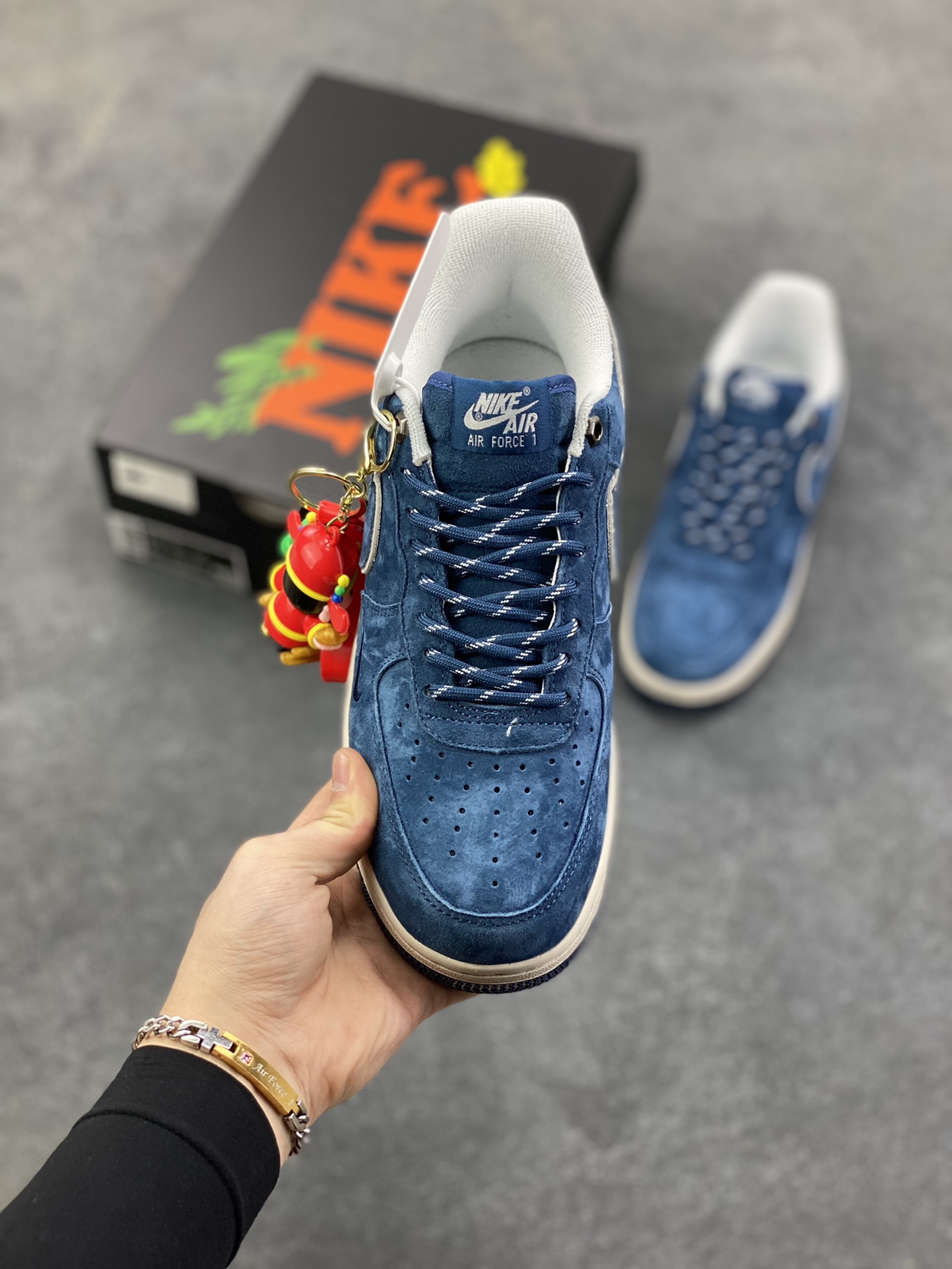 图片[2]-Nike Air Force 1 \’07 Low “头层猪八拼接” 空军一号 高端定制 低帮 运动鞋 休闲鞋 折边针车 工艺难度大 原楦头原纸板 原装鞋盒 定制五金配件 内置全掌气垫 原厂鞋底 货号：DY9867-104 尺码：36 36.5 37.5 38 38.5 39 40 40.5 41 42 42.5 43 44 44.5 45-选品中心