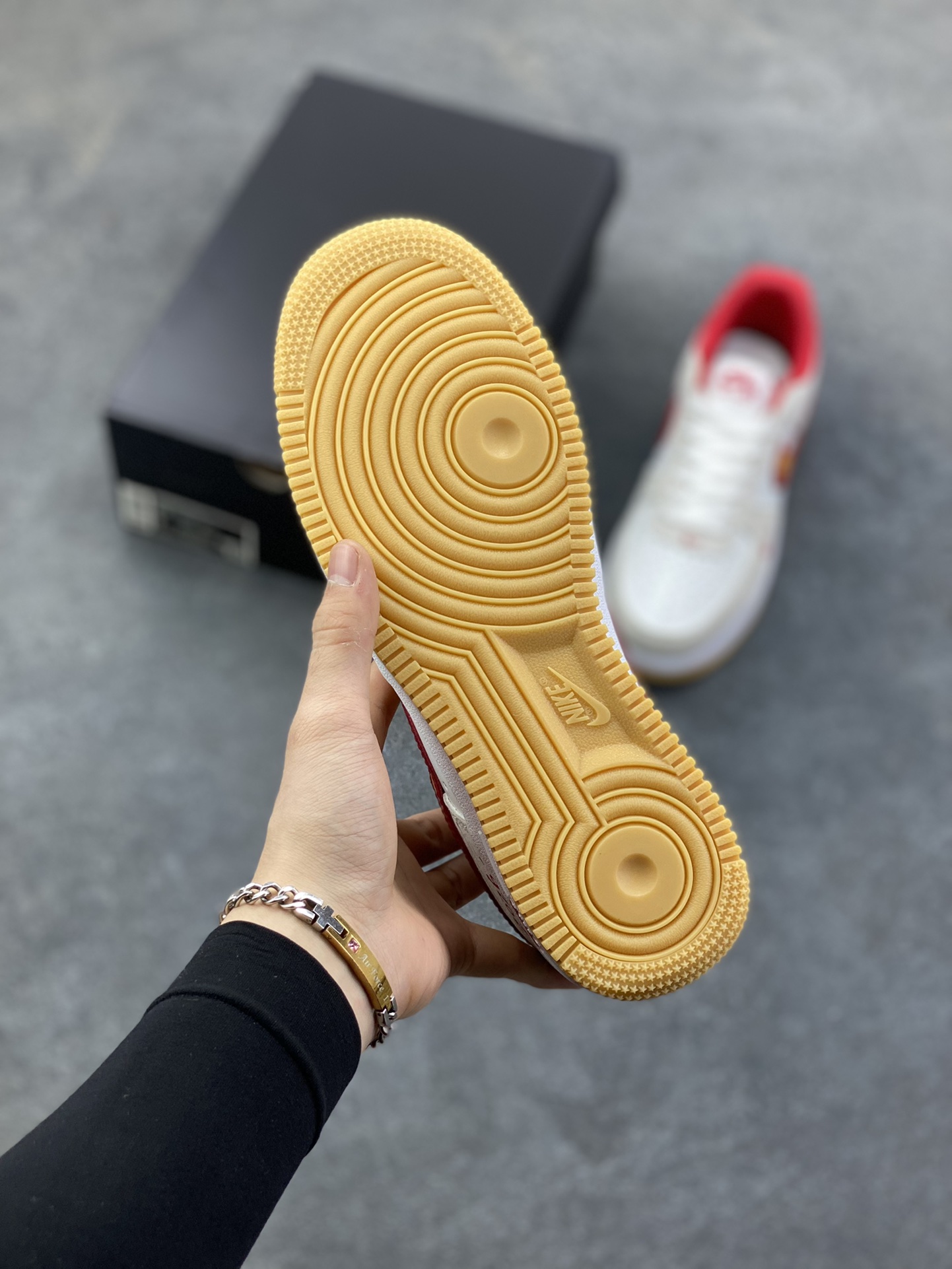 图片[5]-Nike Air Force 1 Low 空军一号低帮百搭休闲运动板鞋。柔软、弹性十足的缓震性能和出色的中底设计，横跨复古与现代的外型结合，造就出风靡全球三十多年的Force 1，直到今天还深受青睐。 货号：IB6388-101 尺码：36 36.5 37.5 38 38.5 39 40 40.5 41 42 42.5 43 44 44.5 45-选品中心