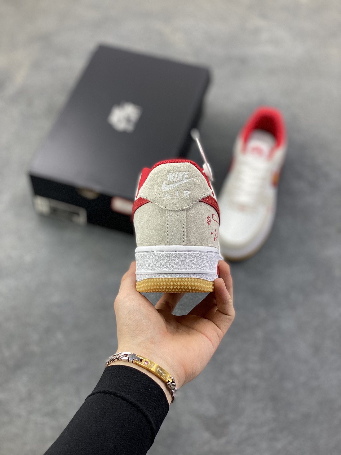 图片[4]-Nike Air Force 1 Low 空军一号低帮百搭休闲运动板鞋。柔软、弹性十足的缓震性能和出色的中底设计，横跨复古与现代的外型结合，造就出风靡全球三十多年的Force 1，直到今天还深受青睐。 货号：IB6388-101 尺码：36 36.5 37.5 38 38.5 39 40 40.5 41 42 42.5 43 44 44.5 45-选品中心
