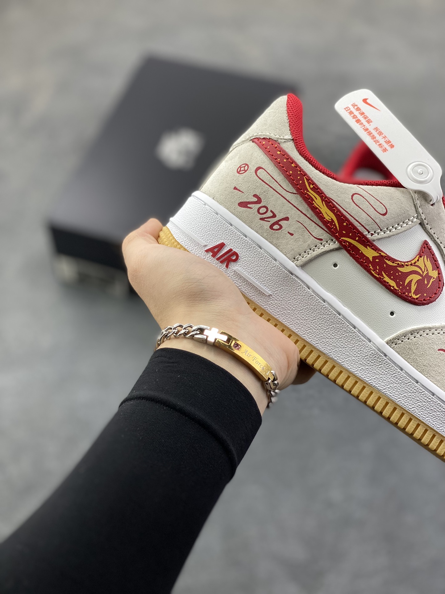 图片[6]-Nike Air Force 1 Low 空军一号低帮百搭休闲运动板鞋。柔软、弹性十足的缓震性能和出色的中底设计，横跨复古与现代的外型结合，造就出风靡全球三十多年的Force 1，直到今天还深受青睐。 货号：IB6388-101 尺码：36 36.5 37.5 38 38.5 39 40 40.5 41 42 42.5 43 44 44.5 45-选品中心