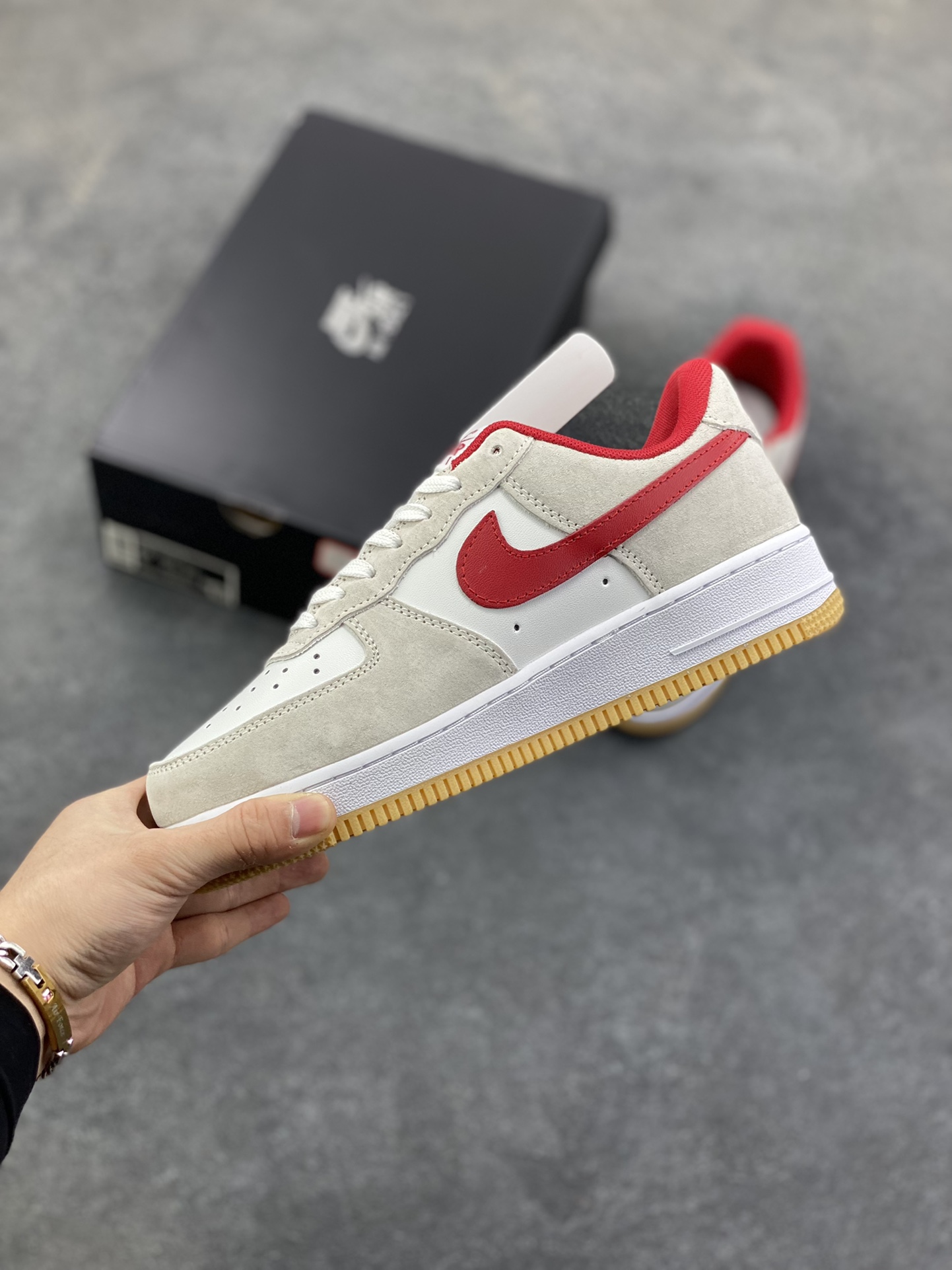 图片[3]-Nike Air Force 1 Low 空军一号低帮百搭休闲运动板鞋。柔软、弹性十足的缓震性能和出色的中底设计，横跨复古与现代的外型结合，造就出风靡全球三十多年的Force 1，直到今天还深受青睐。 货号：IB6388-101 尺码：36 36.5 37.5 38 38.5 39 40 40.5 41 42 42.5 43 44 44.5 45-选品中心