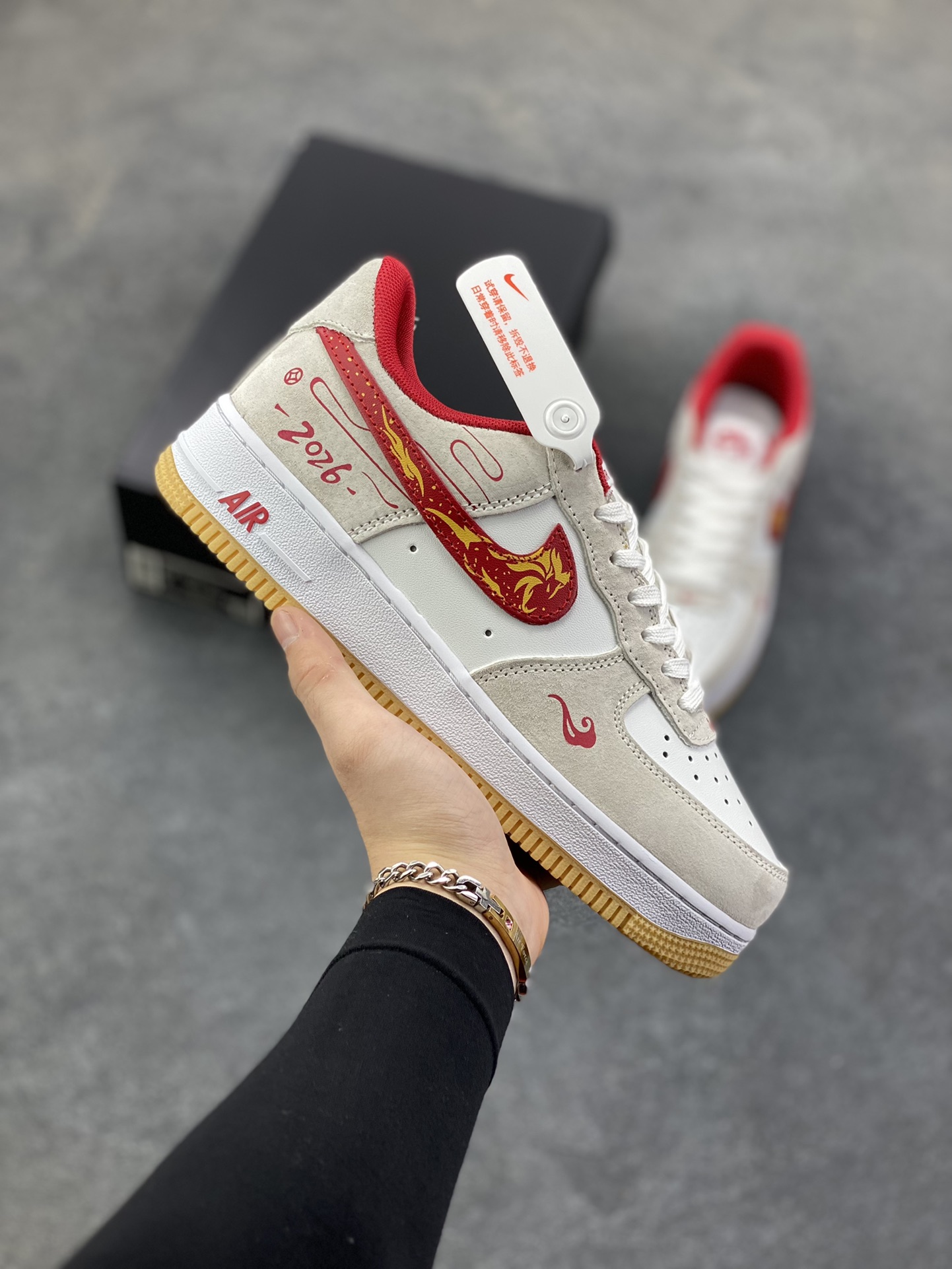 Nike Air Force 1 Low 空军一号低帮百搭休闲运动板鞋。柔软、弹性十足的缓震性能和出色的中底设计，横跨复古与现代的外型结合，造就出风靡全球三十多年的Force 1，直到今天还深受青睐。 货号：IB6388-101 尺码：36 36.5 37.5 38 38.5 39 40 40.5 41 42 42.5 43 44 44.5 45-选品中心
