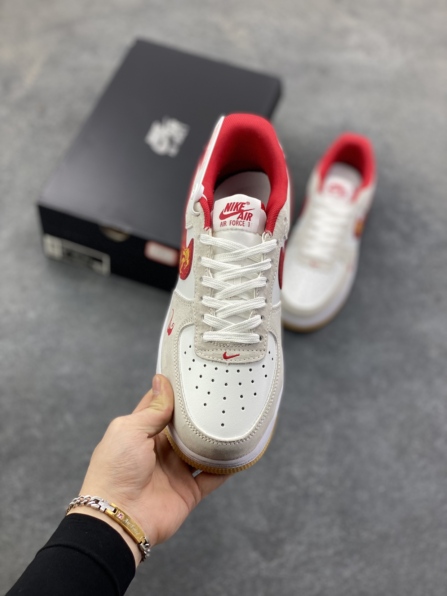 图片[2]-Nike Air Force 1 Low 空军一号低帮百搭休闲运动板鞋。柔软、弹性十足的缓震性能和出色的中底设计，横跨复古与现代的外型结合，造就出风靡全球三十多年的Force 1，直到今天还深受青睐。 货号：IB6388-101 尺码：36 36.5 37.5 38 38.5 39 40 40.5 41 42 42.5 43 44 44.5 45-选品中心
