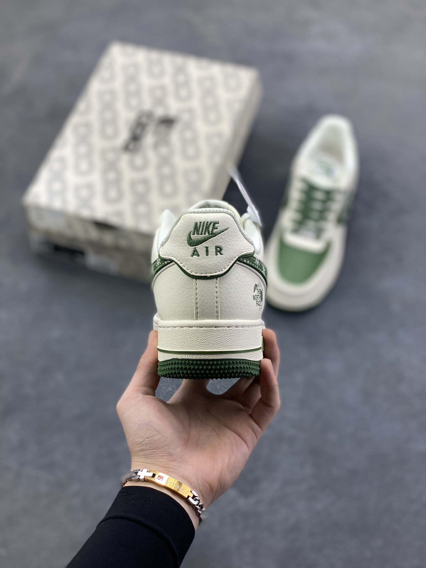 图片[4]-NIke Air Force 1 \’07 Low “北面联名——珠穆朗玛峰”空军一号 低帮 运动鞋 休闲鞋 折边针车 工艺难度大 原楦头原纸板 原装鞋盒 定制五金配件 内置全掌气垫 原厂鞋底 货号：JP8028-065 尺码：36 36.5 37.5 38 38.5 39 40 40.5 41 42 42.5 43 44 44.5 45-选品中心