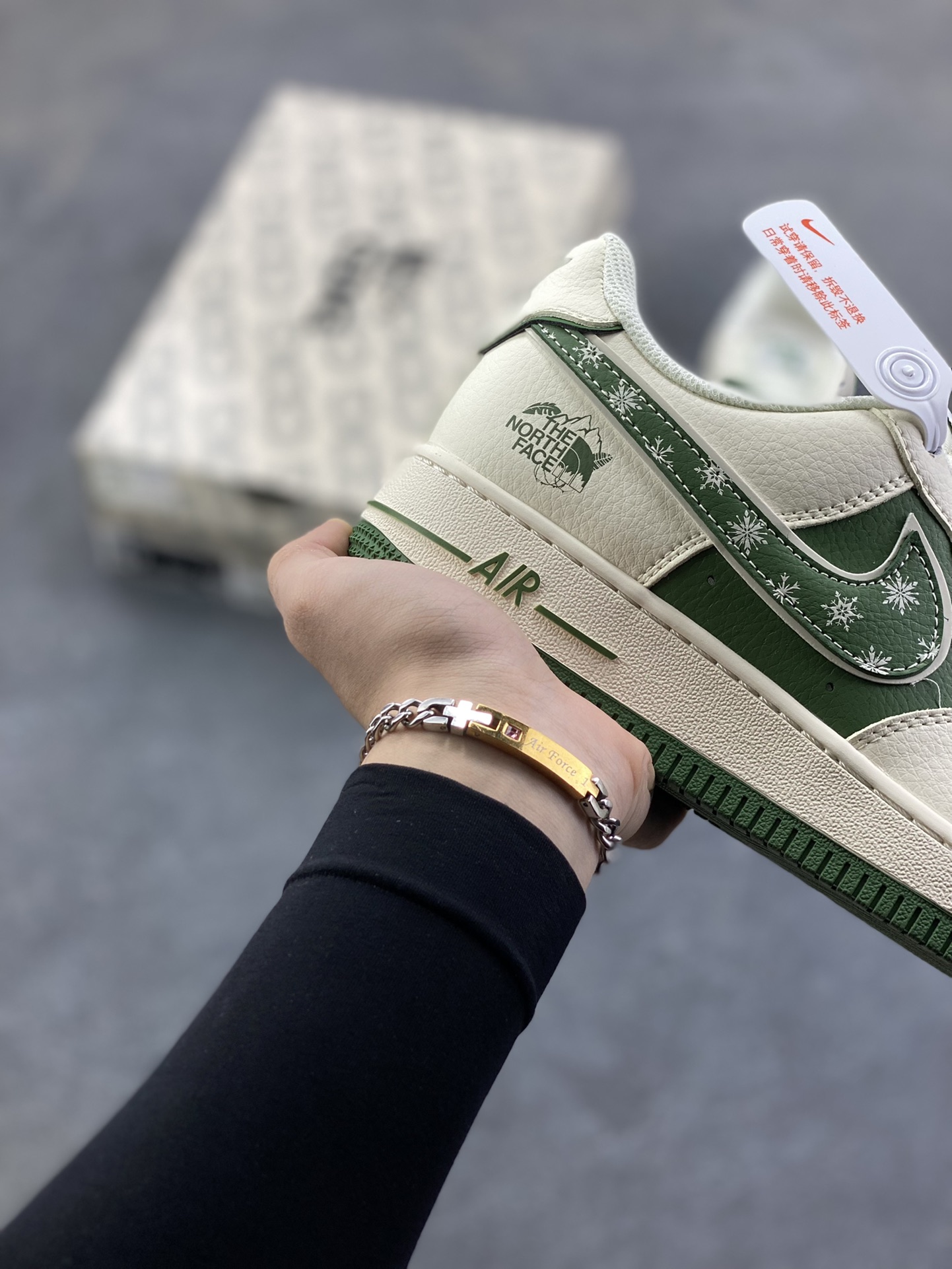 图片[6]-NIke Air Force 1 \’07 Low “北面联名——珠穆朗玛峰”空军一号 低帮 运动鞋 休闲鞋 折边针车 工艺难度大 原楦头原纸板 原装鞋盒 定制五金配件 内置全掌气垫 原厂鞋底 货号：JP8028-065 尺码：36 36.5 37.5 38 38.5 39 40 40.5 41 42 42.5 43 44 44.5 45-选品中心