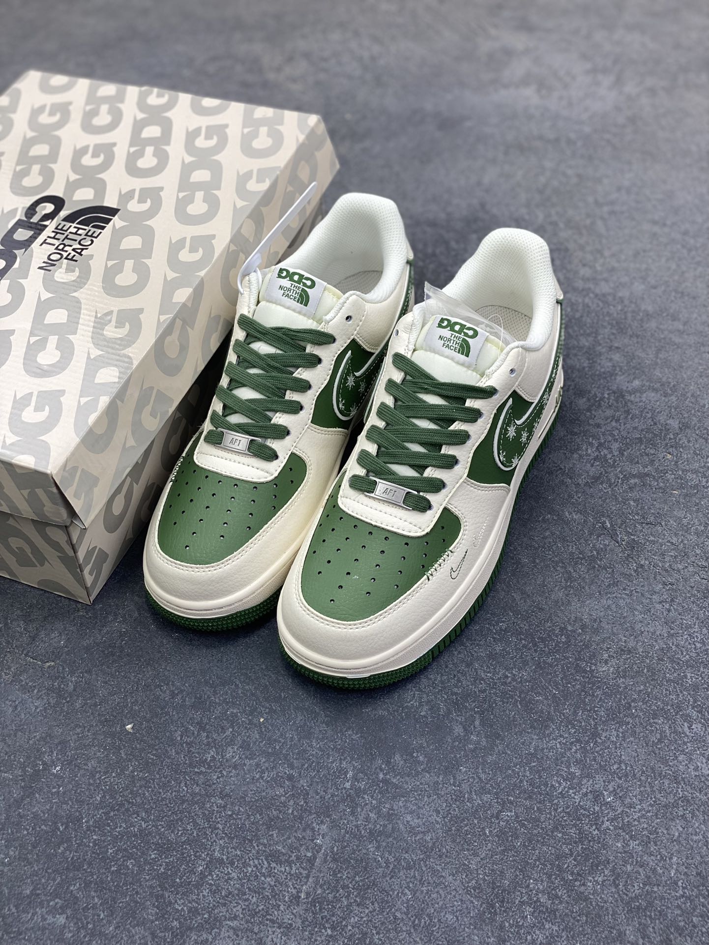 图片[8]-NIke Air Force 1 \’07 Low “北面联名——珠穆朗玛峰”空军一号 低帮 运动鞋 休闲鞋 折边针车 工艺难度大 原楦头原纸板 原装鞋盒 定制五金配件 内置全掌气垫 原厂鞋底 货号：JP8028-065 尺码：36 36.5 37.5 38 38.5 39 40 40.5 41 42 42.5 43 44 44.5 45-选品中心