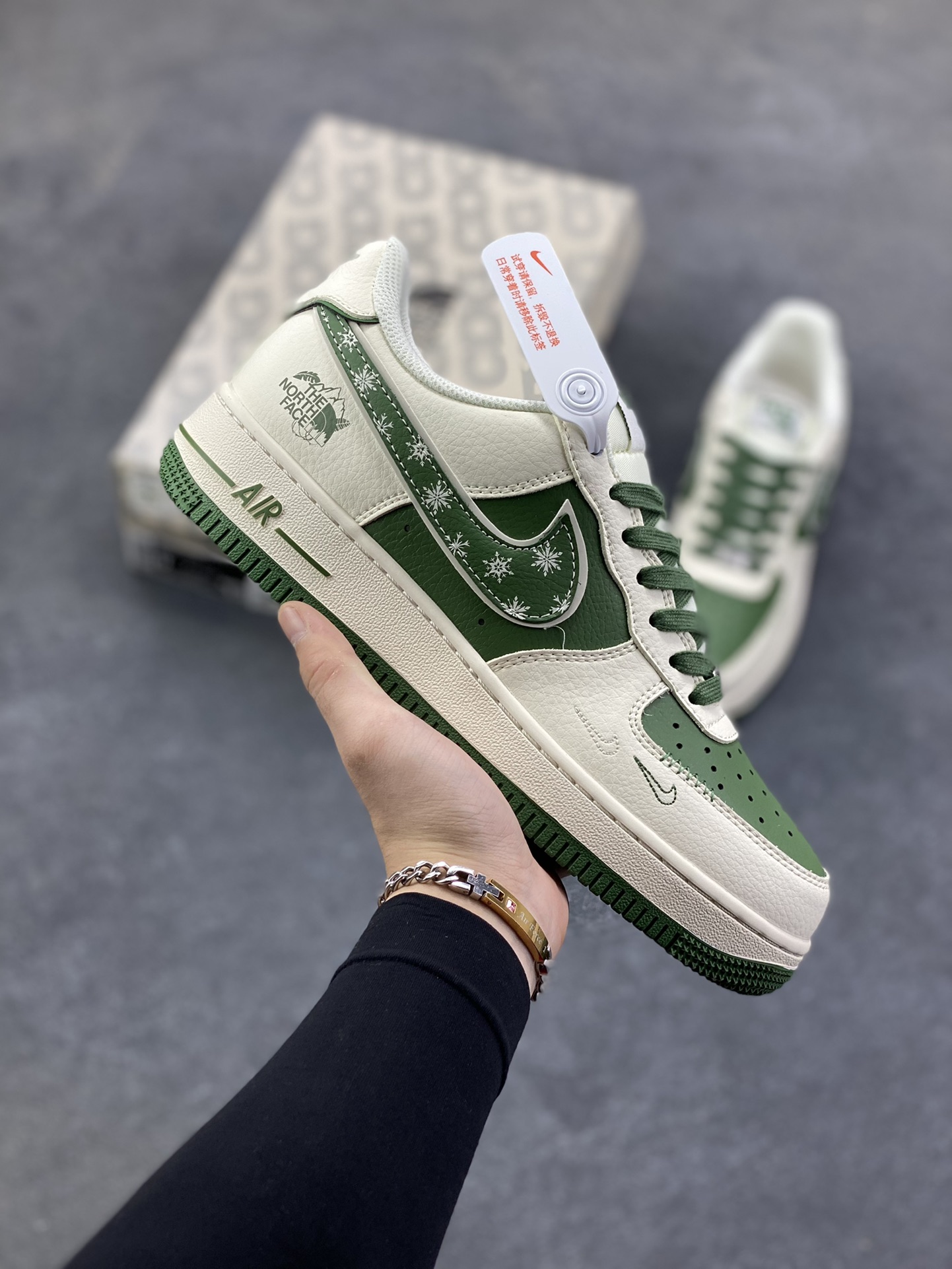 NIke Air Force 1 \’07 Low “北面联名——珠穆朗玛峰”空军一号 低帮 运动鞋 休闲鞋 折边针车 工艺难度大 原楦头原纸板 原装鞋盒 定制五金配件 内置全掌气垫 原厂鞋底 货号：JP8028-065 尺码：36 36.5 37.5 38 38.5 39 40 40.5 41 42 42.5 43 44 44.5 45-选品中心