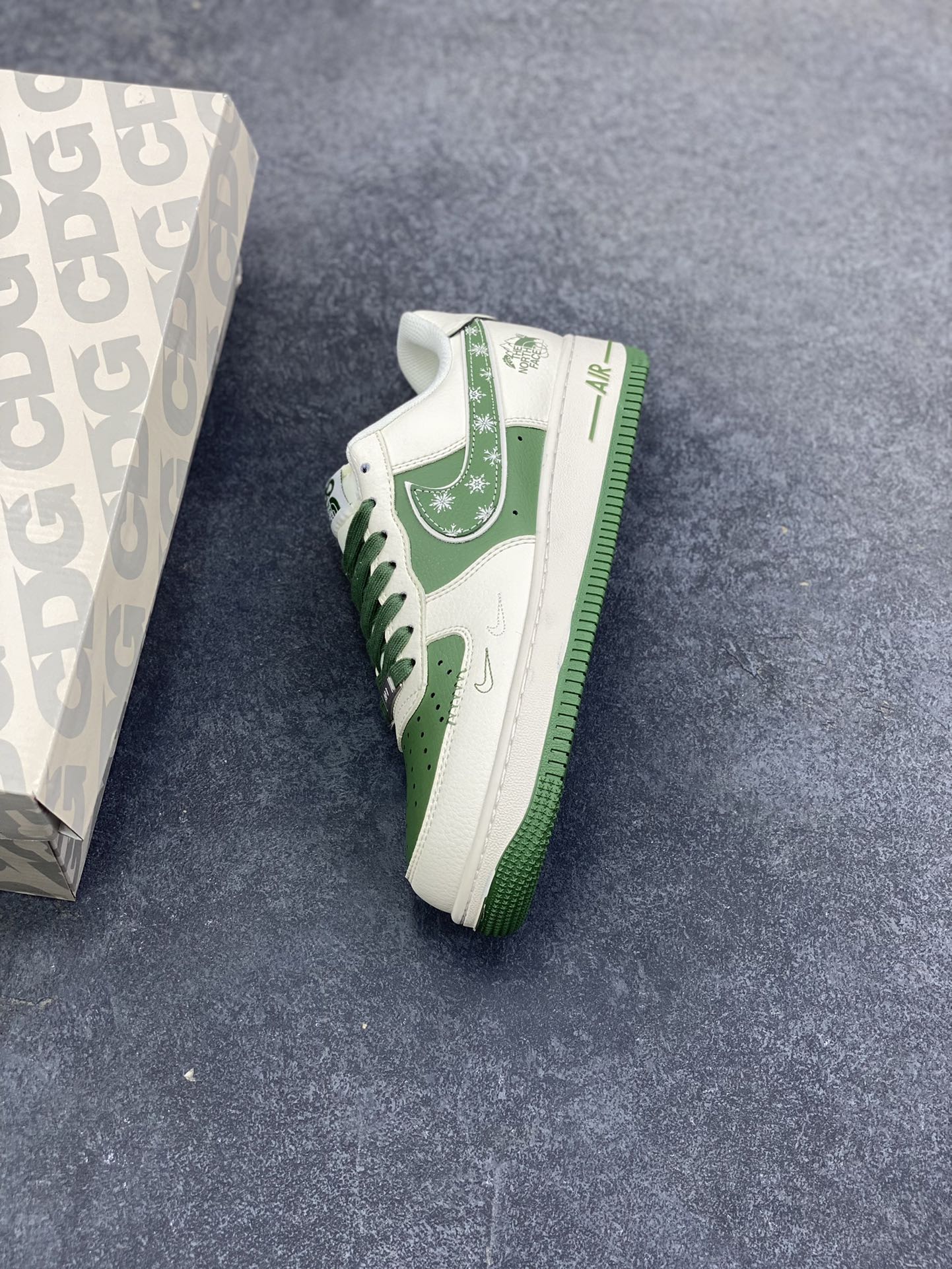 图片[7]-NIke Air Force 1 \’07 Low “北面联名——珠穆朗玛峰”空军一号 低帮 运动鞋 休闲鞋 折边针车 工艺难度大 原楦头原纸板 原装鞋盒 定制五金配件 内置全掌气垫 原厂鞋底 货号：JP8028-065 尺码：36 36.5 37.5 38 38.5 39 40 40.5 41 42 42.5 43 44 44.5 45-选品中心