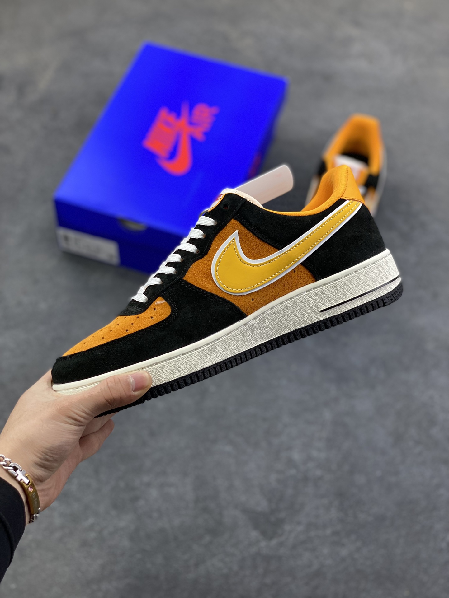 图片[3]-NIke Air Force 1 \’07 Low “OFF-White联名——黑橙涂鸦”空军一号 低帮 运动鞋 休闲鞋 折边针车 工艺难度大 原楦头原纸板 原装鞋盒 定制五金配件 内置全掌气垫 原厂鞋底 货号：SY1388-001 尺码：36 36.5 37.5 38 38.5 39 40 40.5 41 42 42.5 43 44 44.5 45-选品中心