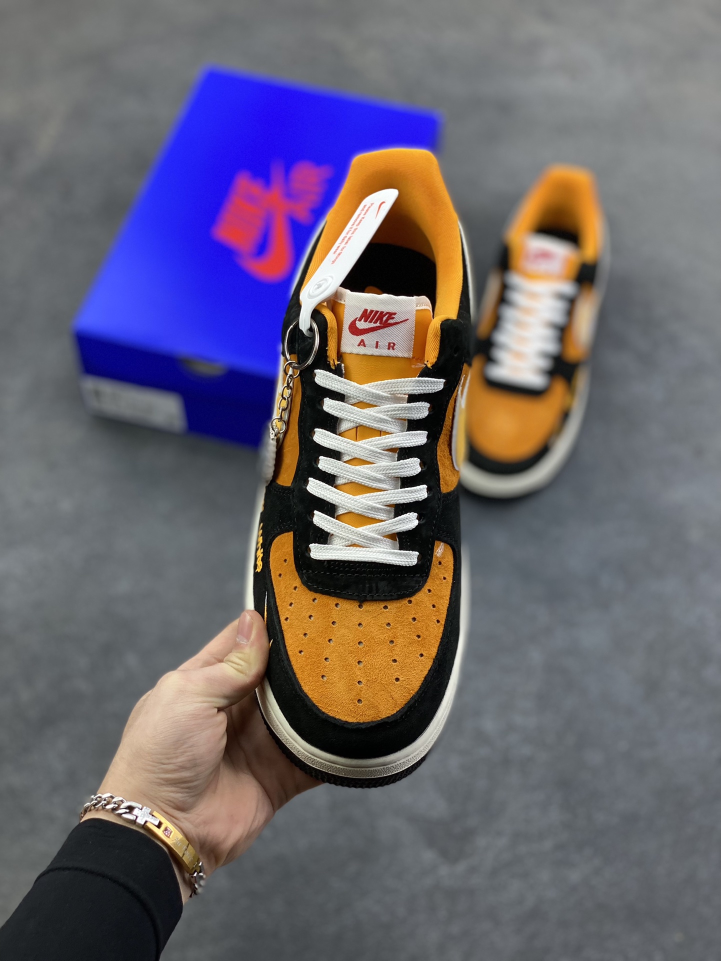 图片[2]-NIke Air Force 1 \’07 Low “OFF-White联名——黑橙涂鸦”空军一号 低帮 运动鞋 休闲鞋 折边针车 工艺难度大 原楦头原纸板 原装鞋盒 定制五金配件 内置全掌气垫 原厂鞋底 货号：SY1388-001 尺码：36 36.5 37.5 38 38.5 39 40 40.5 41 42 42.5 43 44 44.5 45-选品中心