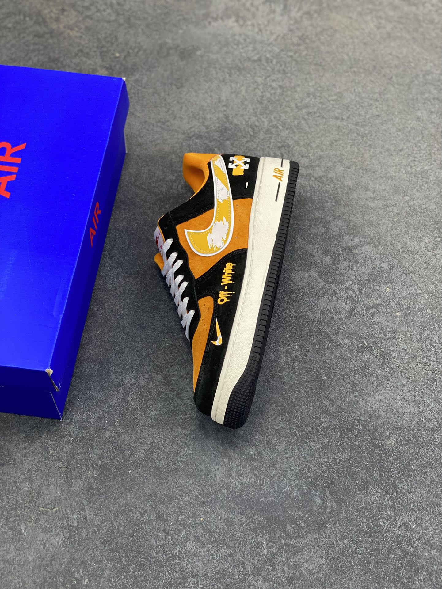 图片[7]-NIke Air Force 1 \’07 Low “OFF-White联名——黑橙涂鸦”空军一号 低帮 运动鞋 休闲鞋 折边针车 工艺难度大 原楦头原纸板 原装鞋盒 定制五金配件 内置全掌气垫 原厂鞋底 货号：SY1388-001 尺码：36 36.5 37.5 38 38.5 39 40 40.5 41 42 42.5 43 44 44.5 45-选品中心