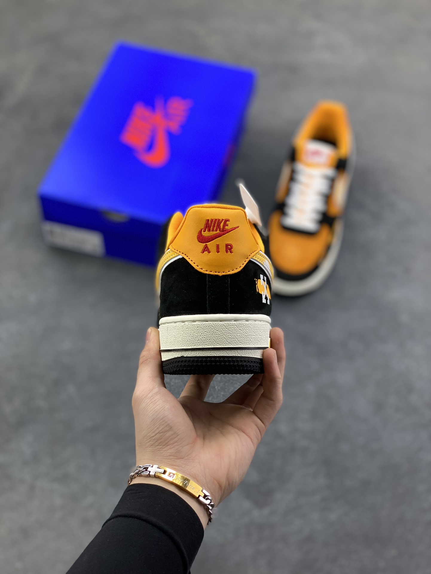 图片[4]-NIke Air Force 1 \’07 Low “OFF-White联名——黑橙涂鸦”空军一号 低帮 运动鞋 休闲鞋 折边针车 工艺难度大 原楦头原纸板 原装鞋盒 定制五金配件 内置全掌气垫 原厂鞋底 货号：SY1388-001 尺码：36 36.5 37.5 38 38.5 39 40 40.5 41 42 42.5 43 44 44.5 45-选品中心