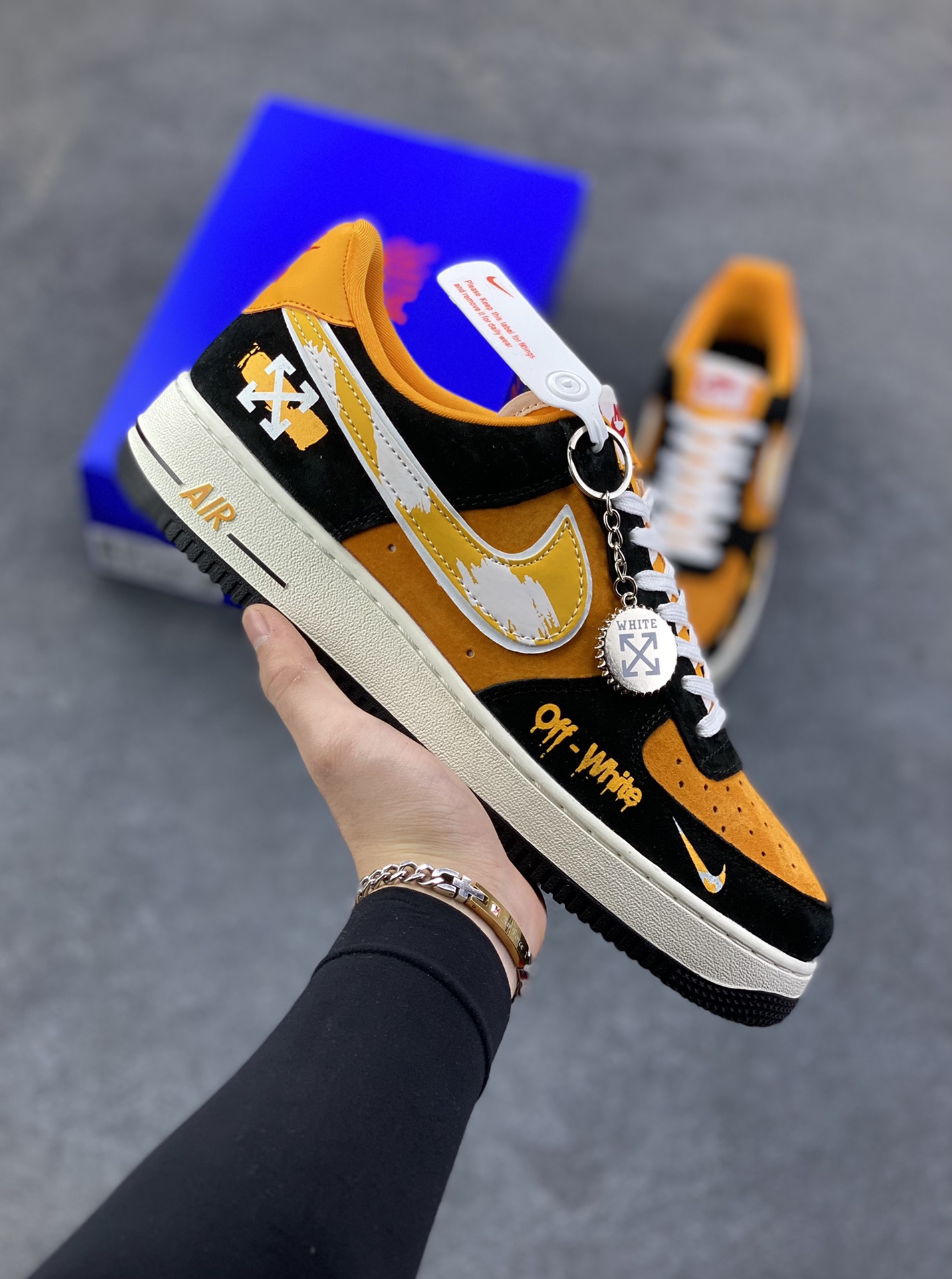 NIke Air Force 1 \’07 Low “OFF-White联名——黑橙涂鸦”空军一号 低帮 运动鞋 休闲鞋 折边针车 工艺难度大 原楦头原纸板 原装鞋盒 定制五金配件 内置全掌气垫 原厂鞋底 货号：SY1388-001 尺码：36 36.5 37.5 38 38.5 39 40 40.5 41 42 42.5 43 44 44.5 45-选品中心