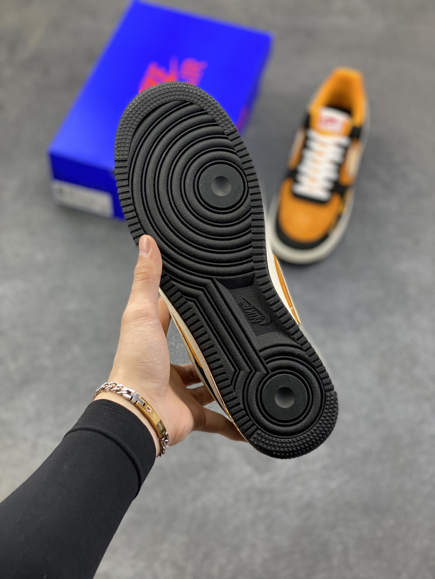 图片[5]-NIke Air Force 1 \’07 Low “OFF-White联名——黑橙涂鸦”空军一号 低帮 运动鞋 休闲鞋 折边针车 工艺难度大 原楦头原纸板 原装鞋盒 定制五金配件 内置全掌气垫 原厂鞋底 货号：SY1388-001 尺码：36 36.5 37.5 38 38.5 39 40 40.5 41 42 42.5 43 44 44.5 45-选品中心