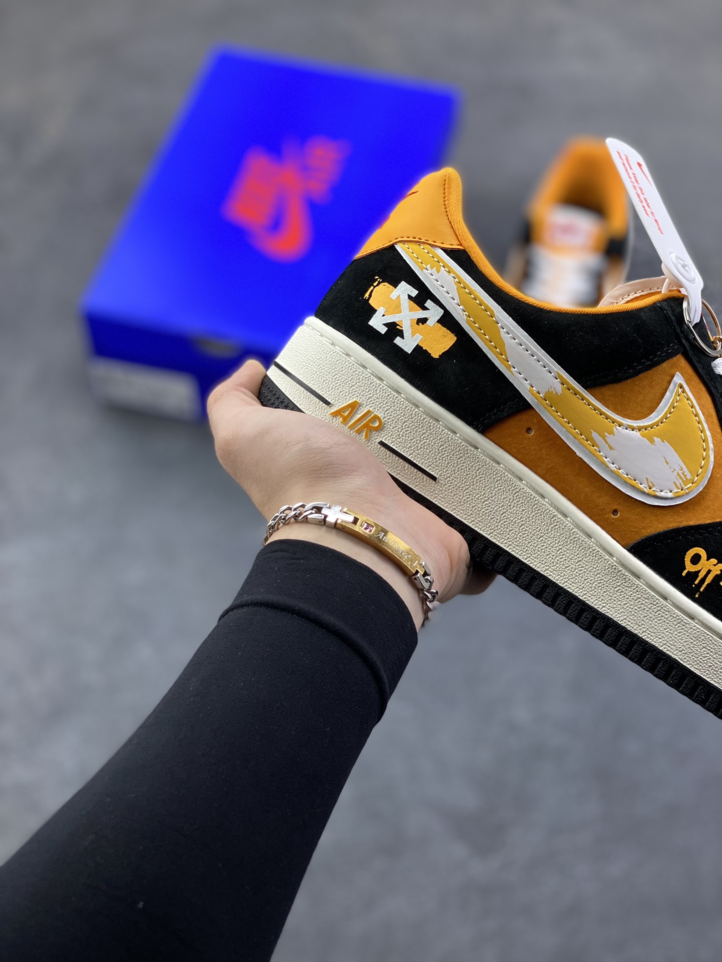 图片[6]-NIke Air Force 1 \’07 Low “OFF-White联名——黑橙涂鸦”空军一号 低帮 运动鞋 休闲鞋 折边针车 工艺难度大 原楦头原纸板 原装鞋盒 定制五金配件 内置全掌气垫 原厂鞋底 货号：SY1388-001 尺码：36 36.5 37.5 38 38.5 39 40 40.5 41 42 42.5 43 44 44.5 45-选品中心