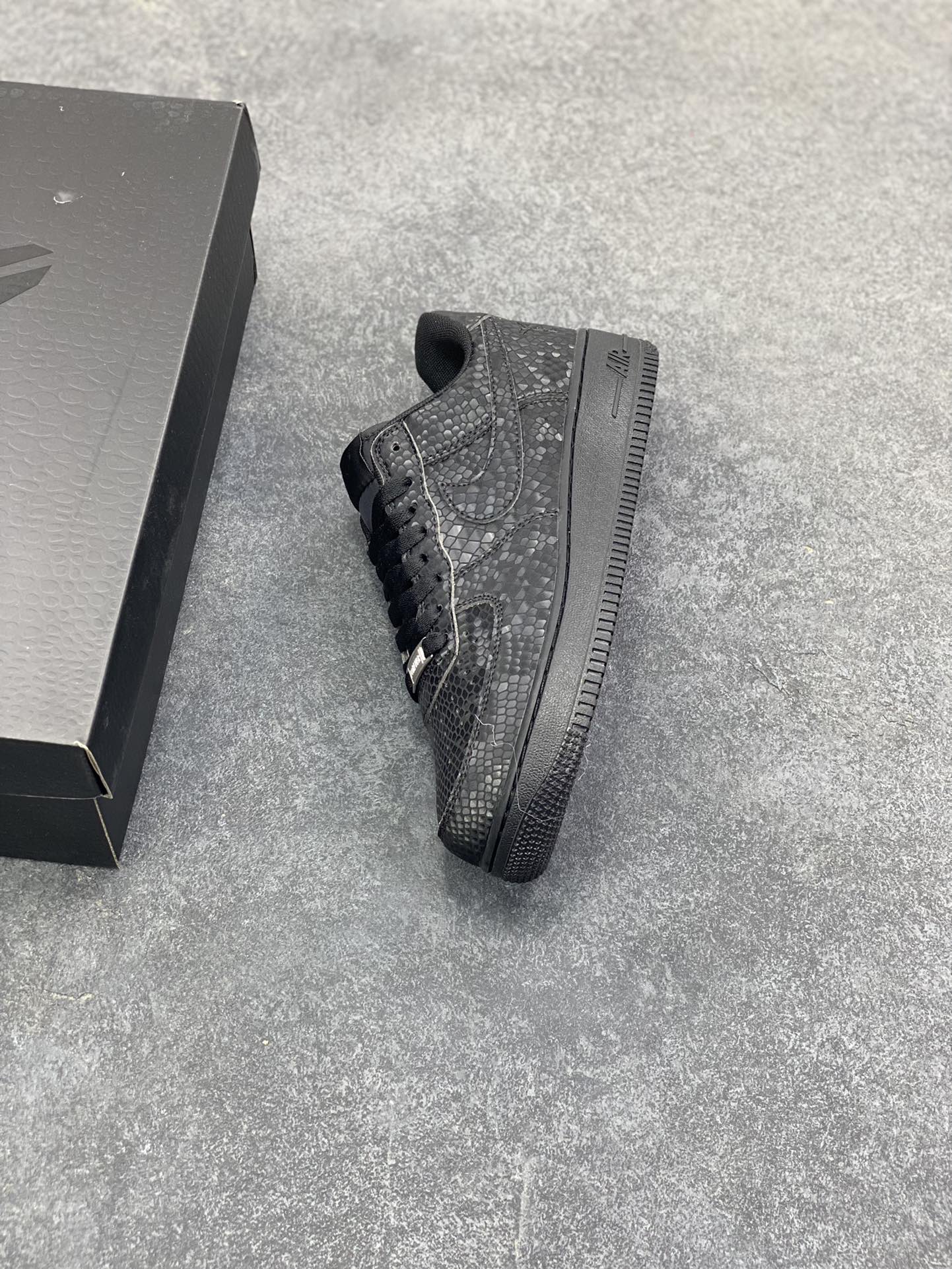图片[7]-Nike Air Force 1 Low 科比 空军一号低帮运动休闲板鞋 原楦头原纸板 打造纯正空军版型 专注外贸渠道 全掌内置蜂窝气垫 原盒配件 原厂中底钢印、拉帮完美 货号：IB0018-003 尺码：36 36.5 37.5 38 38.5 39 40 40.5 41 42 42.5 43 44 44.5 45-选品中心