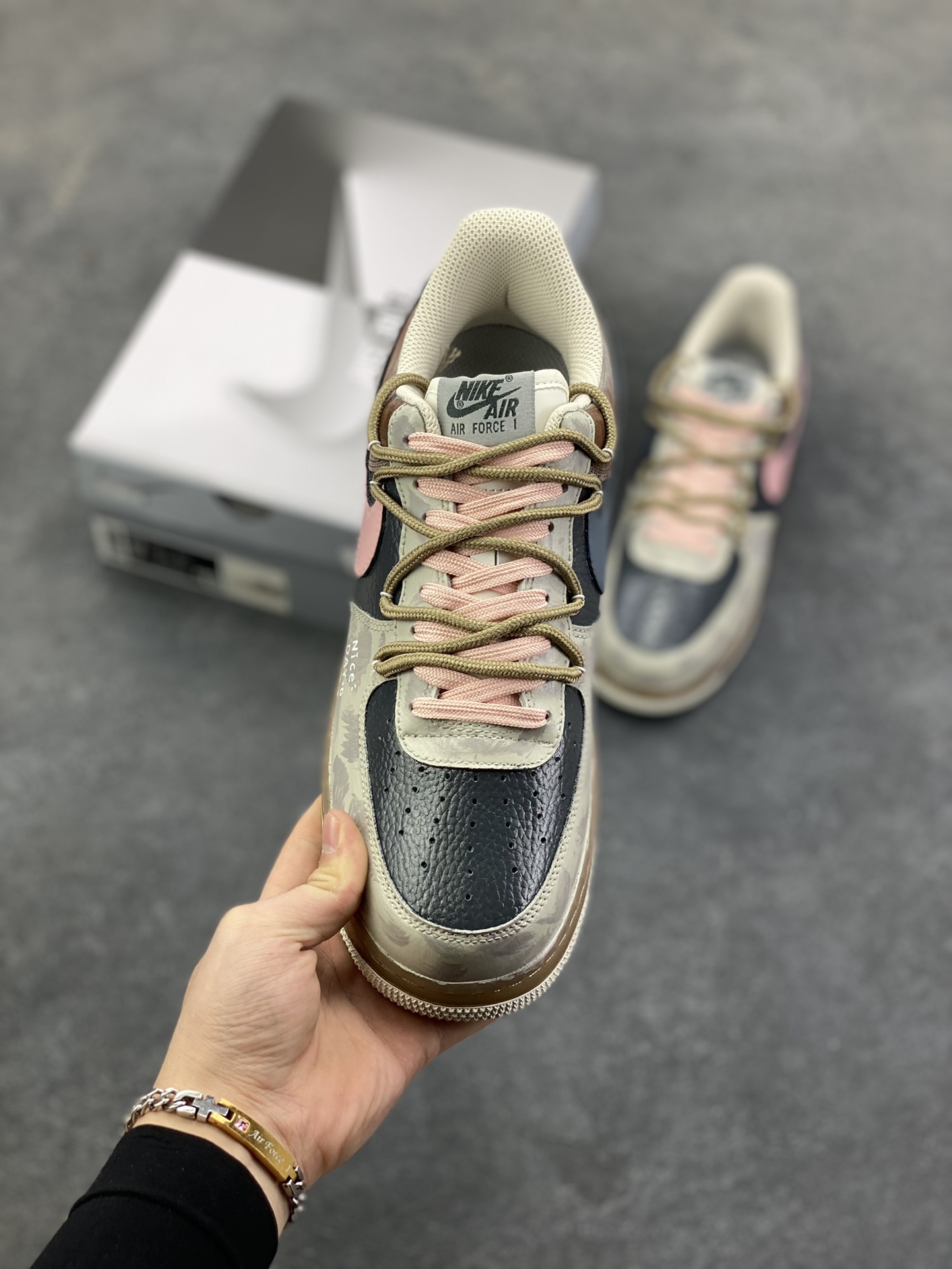 图片[2]-手绘涂鸦“雾粉日记”Nike Air Force 1 “Mist Powder Diary”空军一号定制板鞋 从旧日记本里撕下来的一页，这双鞋裹着雾面灰调的松弛感，又晕开柔粉的甜意——像阴天里忽然透出的软光。鞋身的“Nice Day：D”是随手写下的碎碎念，侧旁的涂鸦小字藏着没说尽的情绪，做旧的鞋底像踩过了几程温柔的日子 货号：CW1888-680 尺码：36 36.5 37.5 38 38.5 39 40 40.5 41 42 42.5 43 44 44.5 45-选品中心