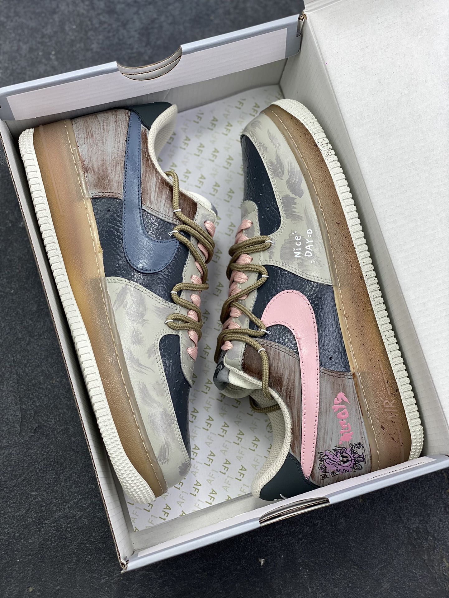 图片[9]-手绘涂鸦“雾粉日记”Nike Air Force 1 “Mist Powder Diary”空军一号定制板鞋 从旧日记本里撕下来的一页，这双鞋裹着雾面灰调的松弛感，又晕开柔粉的甜意——像阴天里忽然透出的软光。鞋身的“Nice Day：D”是随手写下的碎碎念，侧旁的涂鸦小字藏着没说尽的情绪，做旧的鞋底像踩过了几程温柔的日子 货号：CW1888-680 尺码：36 36.5 37.5 38 38.5 39 40 40.5 41 42 42.5 43 44 44.5 45-选品中心